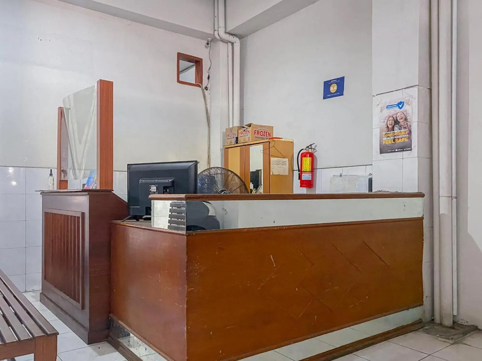 Lobby or reception in RedDoorz near Taman Flora Bratang Surabaya Lobby or reception in RedDoorz near Taman Flora Bratang Surabaya