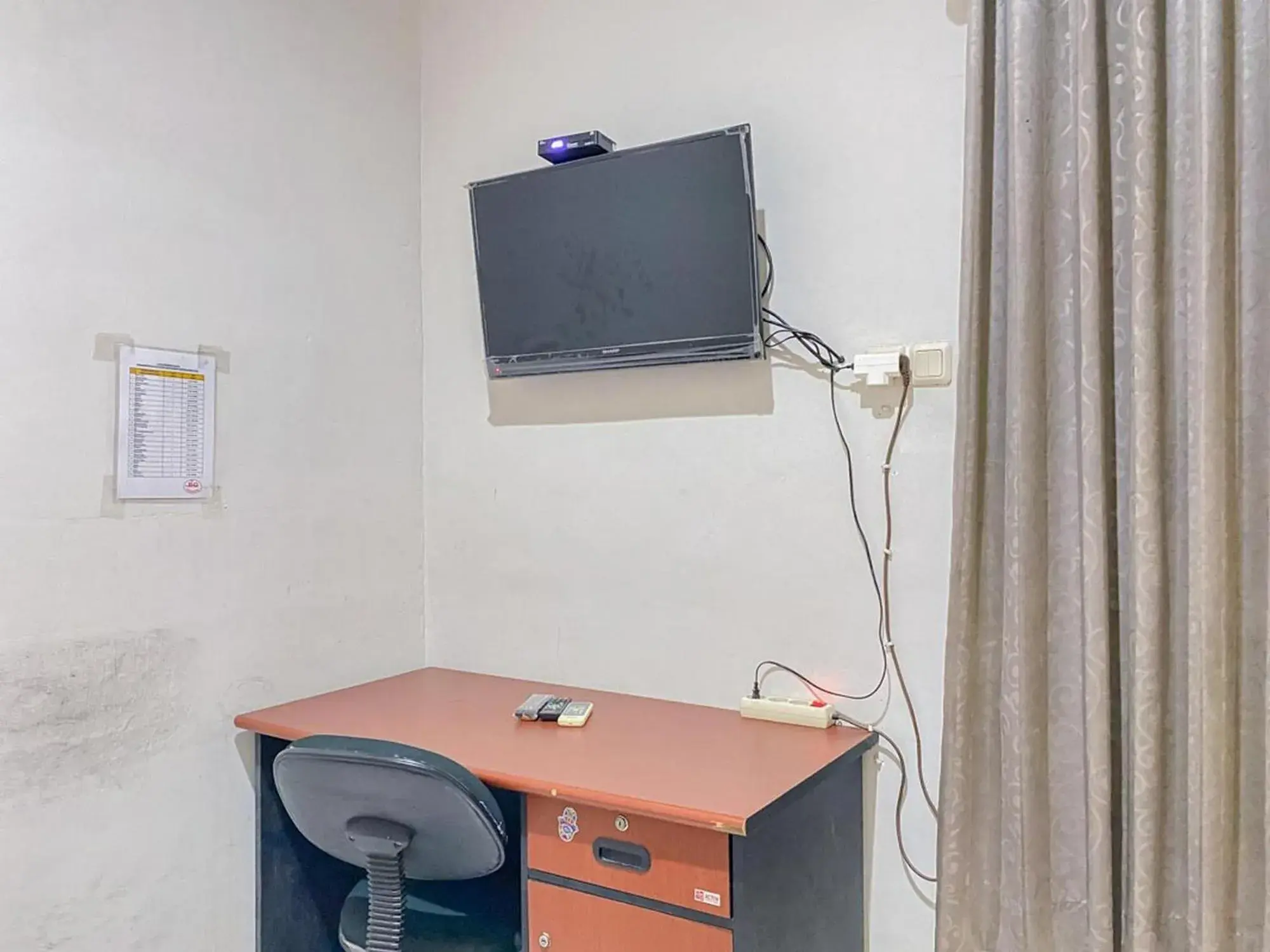 TV and multimedia in RedDoorz near Taman Flora Bratang Surabaya TV and multimedia in RedDoorz near Taman Flora Bratang Surabaya