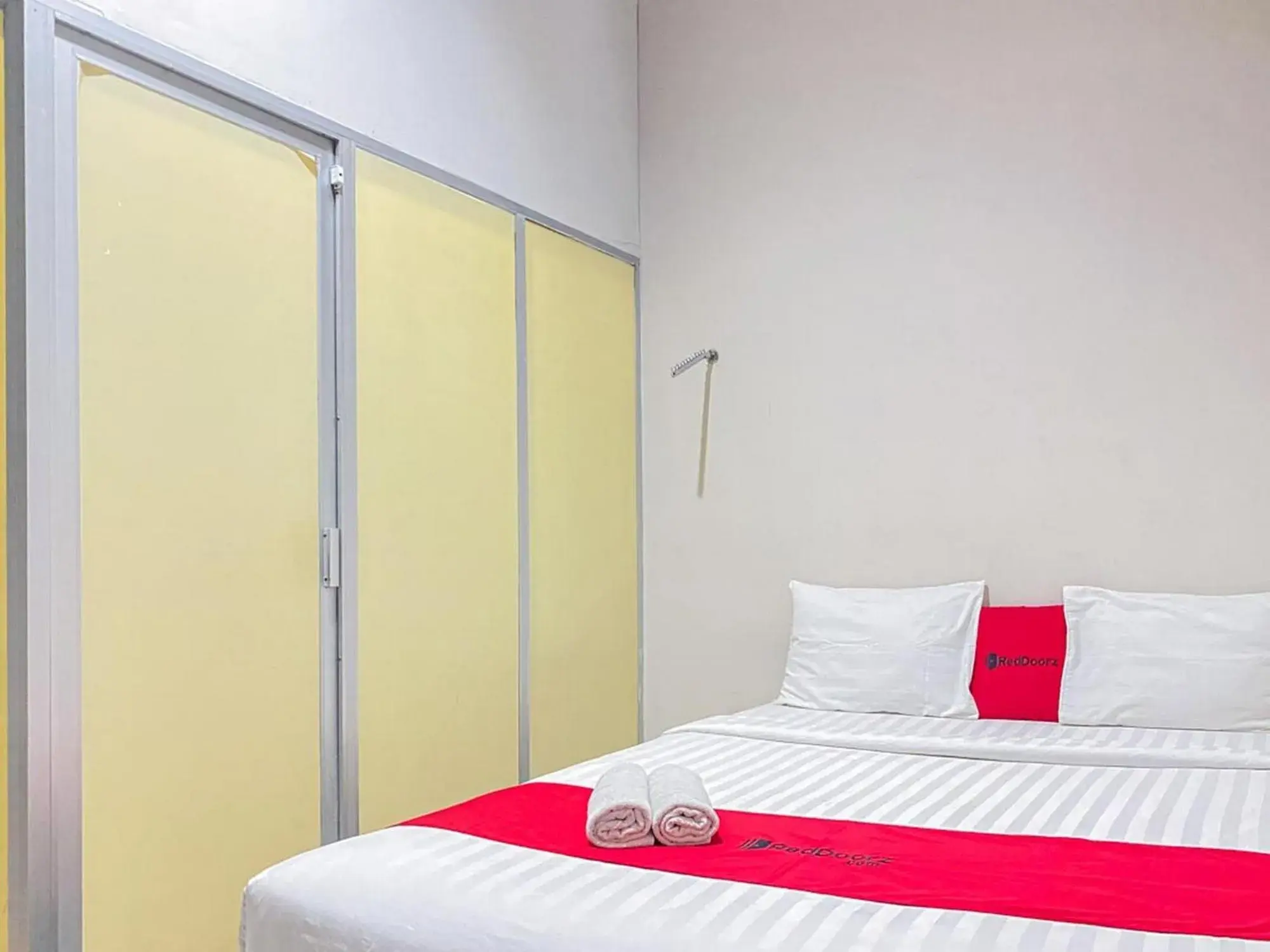 Bed in RedDoorz near Taman Flora Bratang Surabaya Bed in RedDoorz near Taman Flora Bratang Surabaya