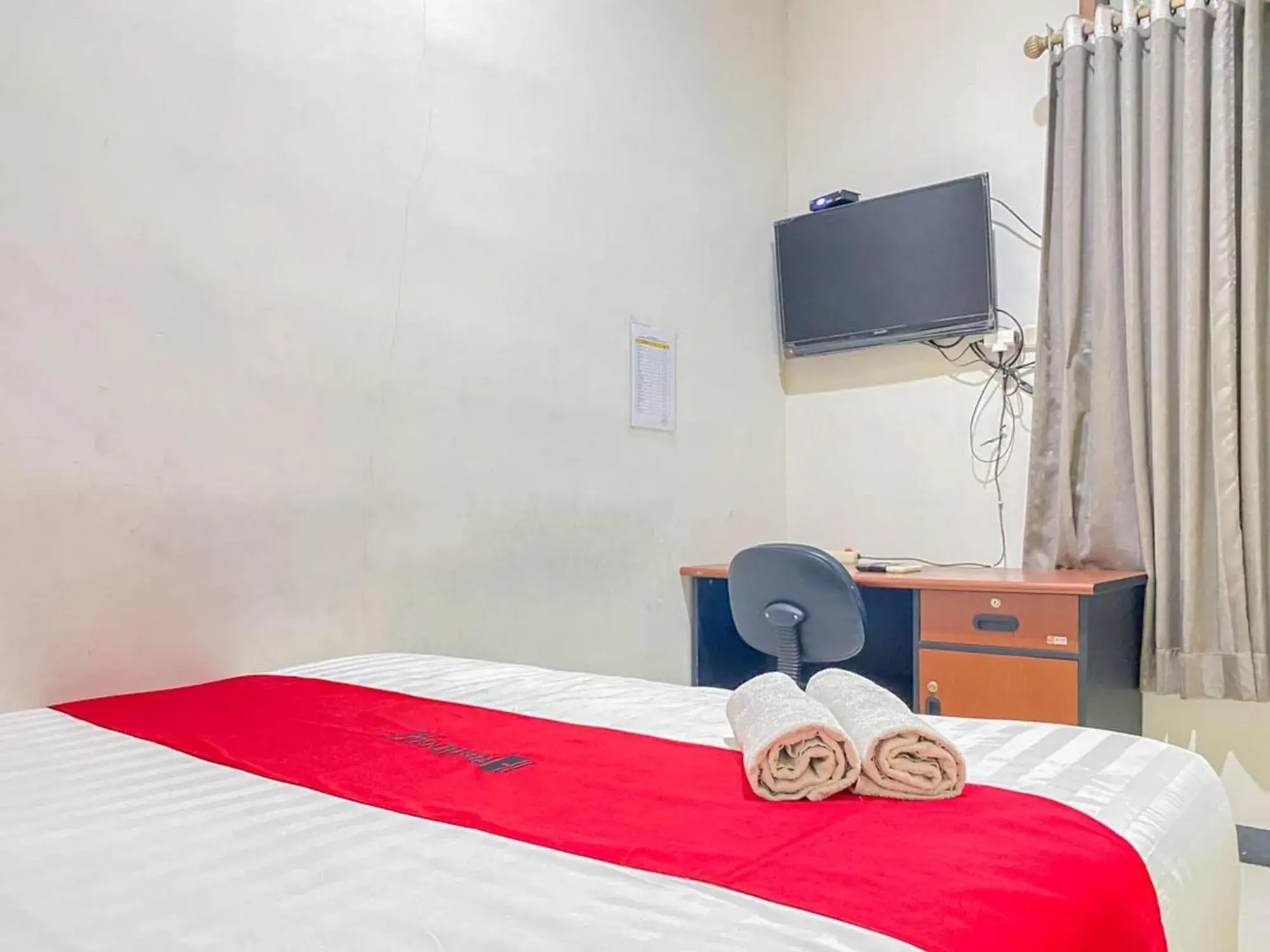 Bed in RedDoorz near Taman Flora Bratang Surabaya Bed in RedDoorz near Taman Flora Bratang Surabaya