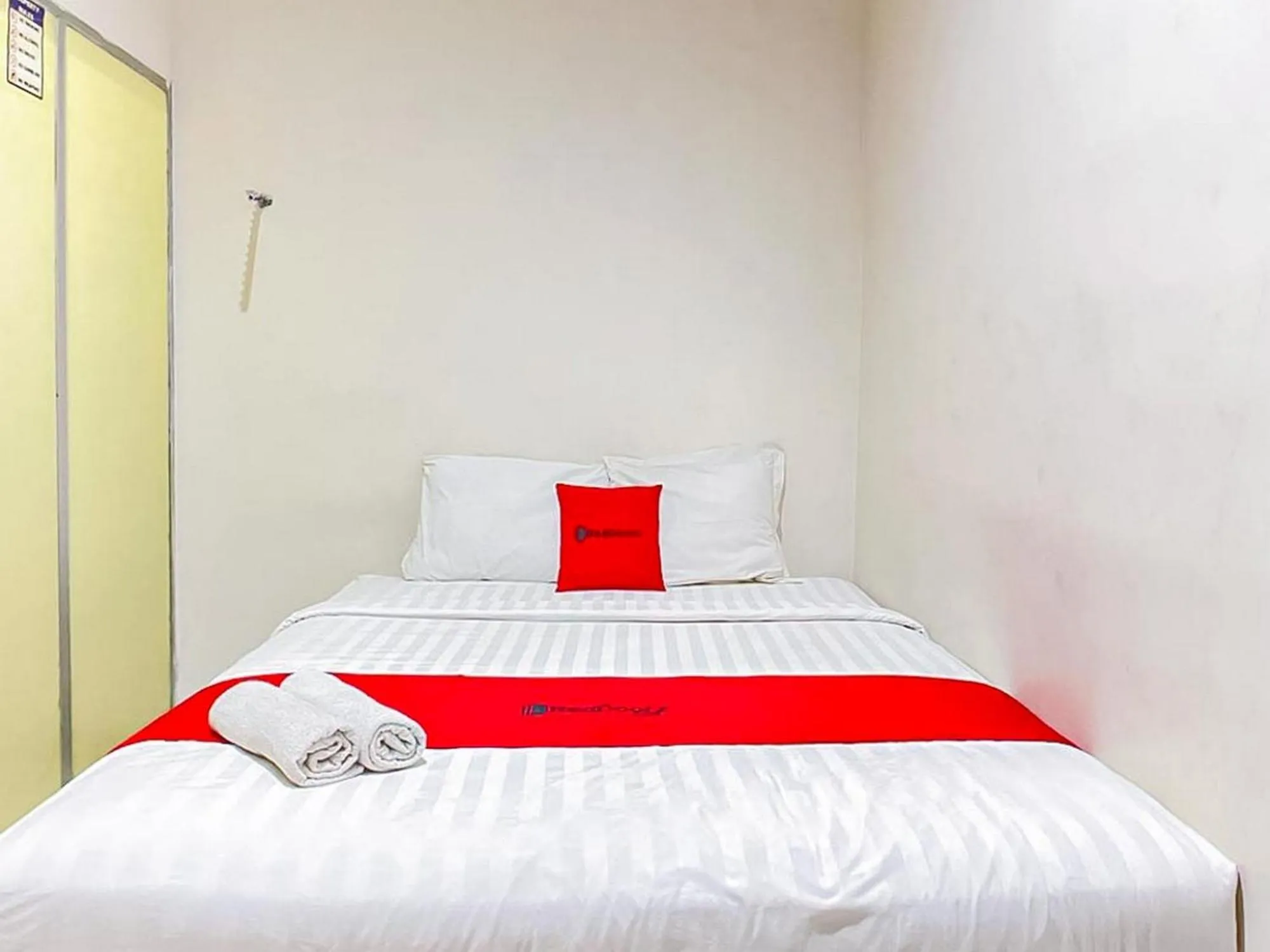 Bed in RedDoorz near Taman Flora Bratang Surabaya