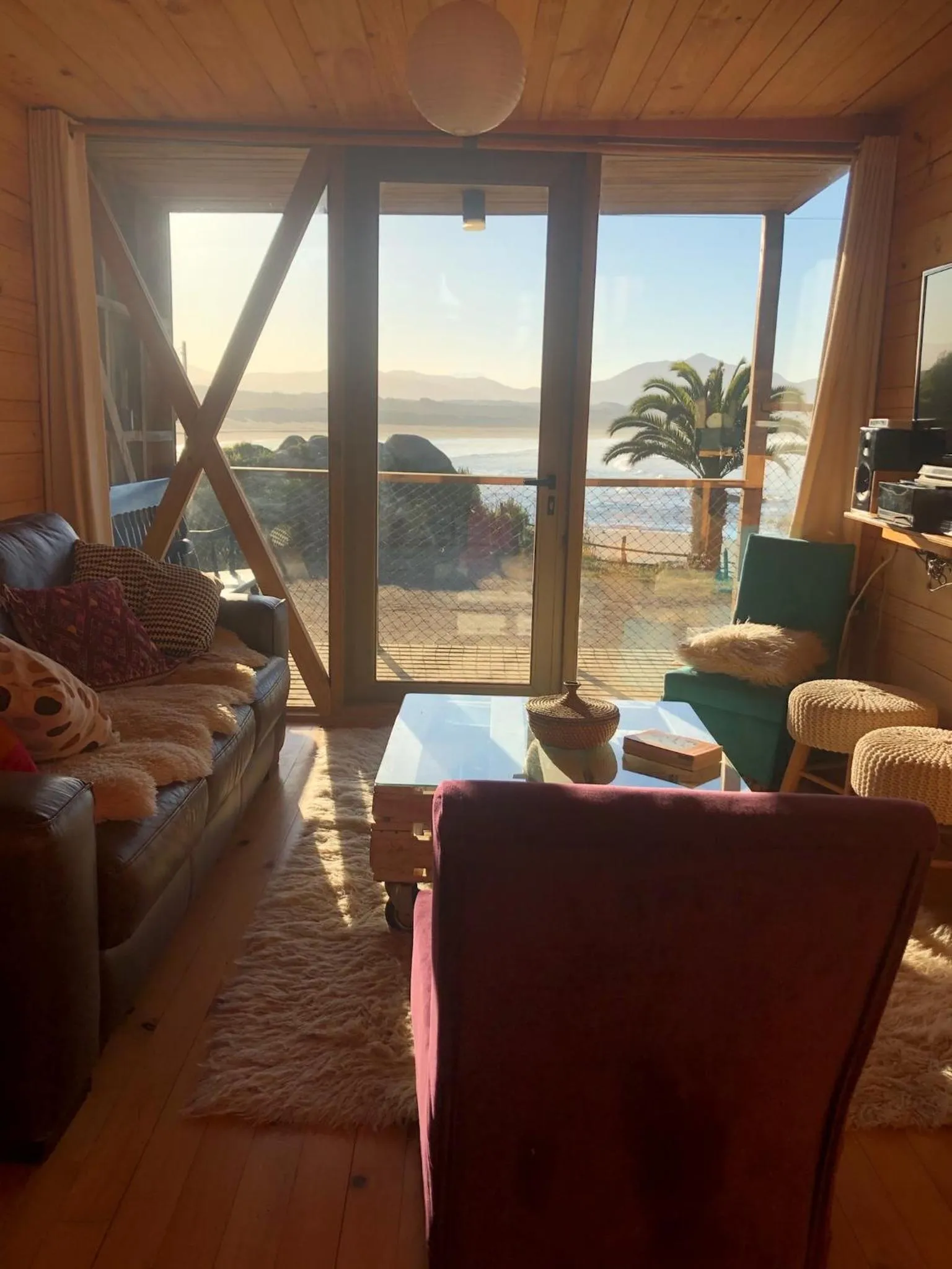 Communal lounge/ TV room in La Ritoqueña Hotel de Playa