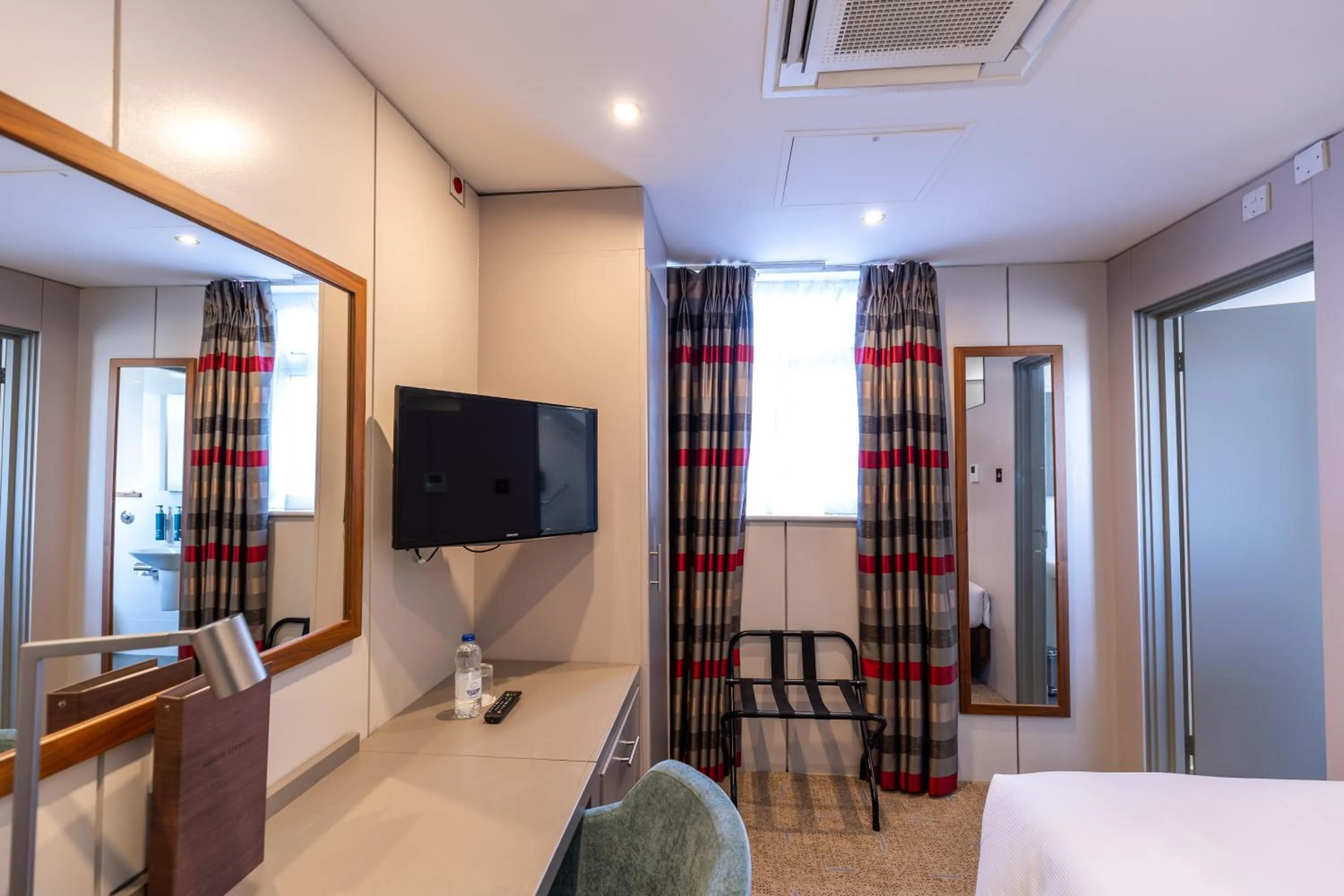 Bedroom, Bed in DoubleTree by Hilton London – West End