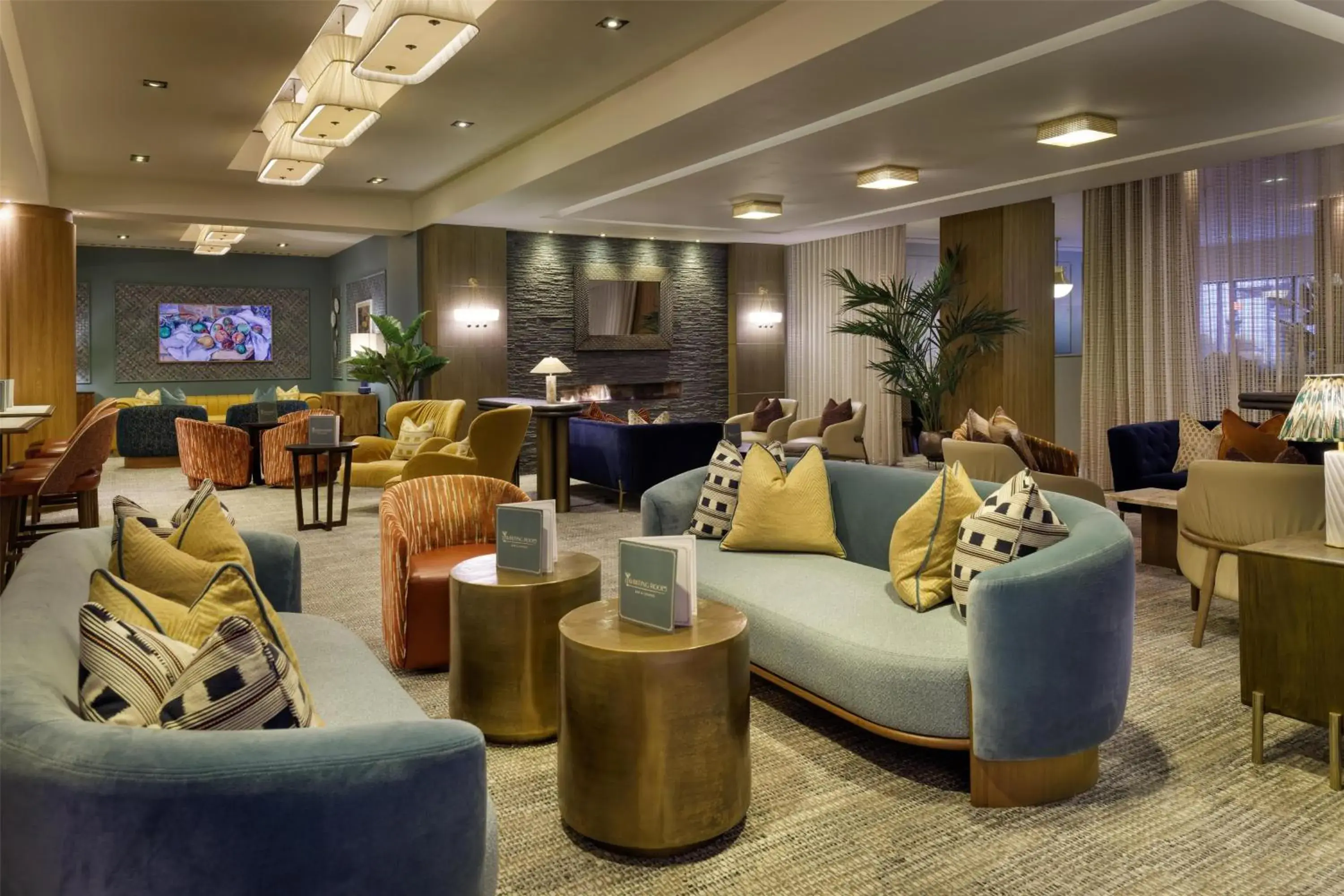 Lounge or bar in DoubleTree by Hilton London – West End Lounge or bar in DoubleTree by Hilton London – West End