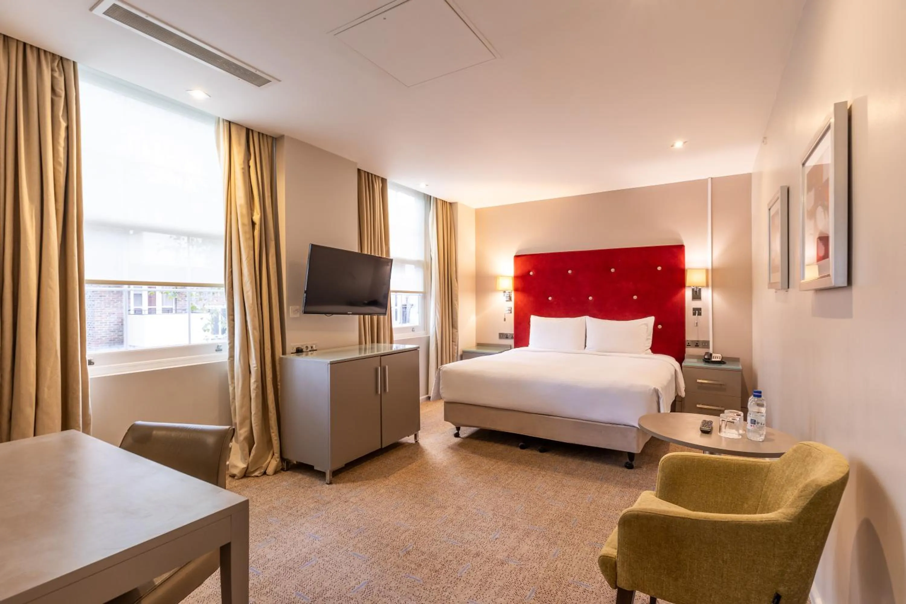 Bed in DoubleTree by Hilton London – West End