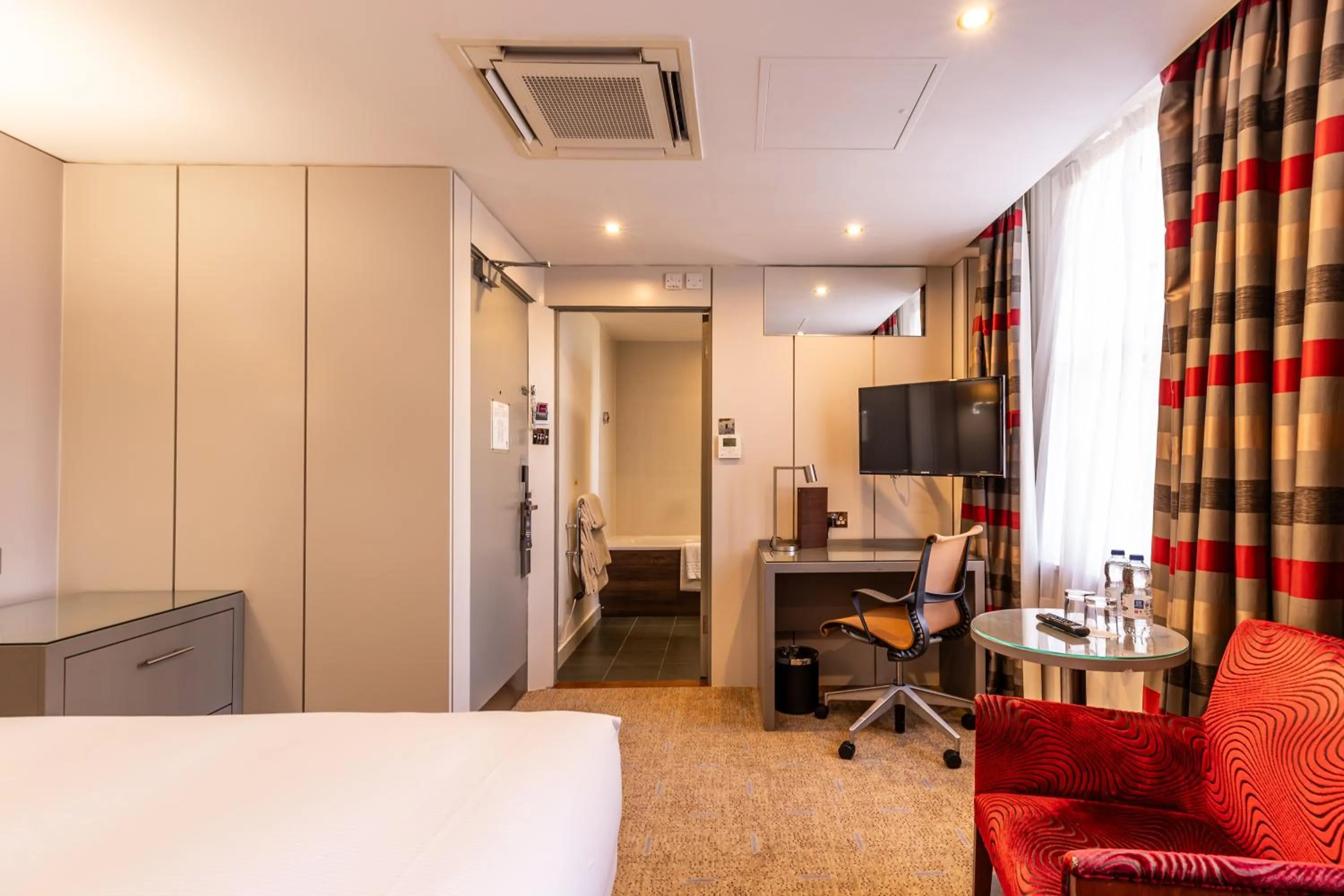 Bedroom, Bed in DoubleTree by Hilton London – West End