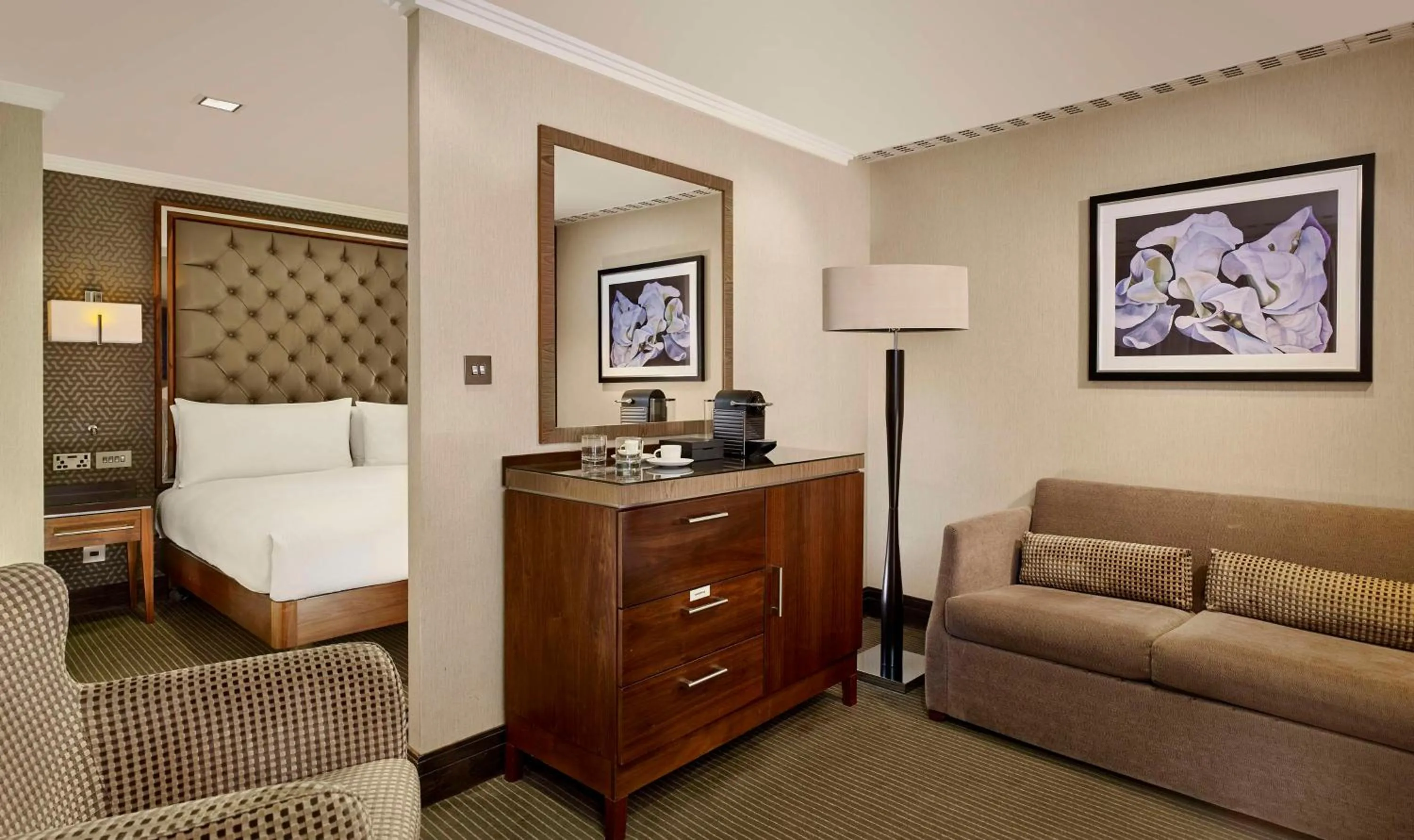 Living room in DoubleTree by Hilton London – West End