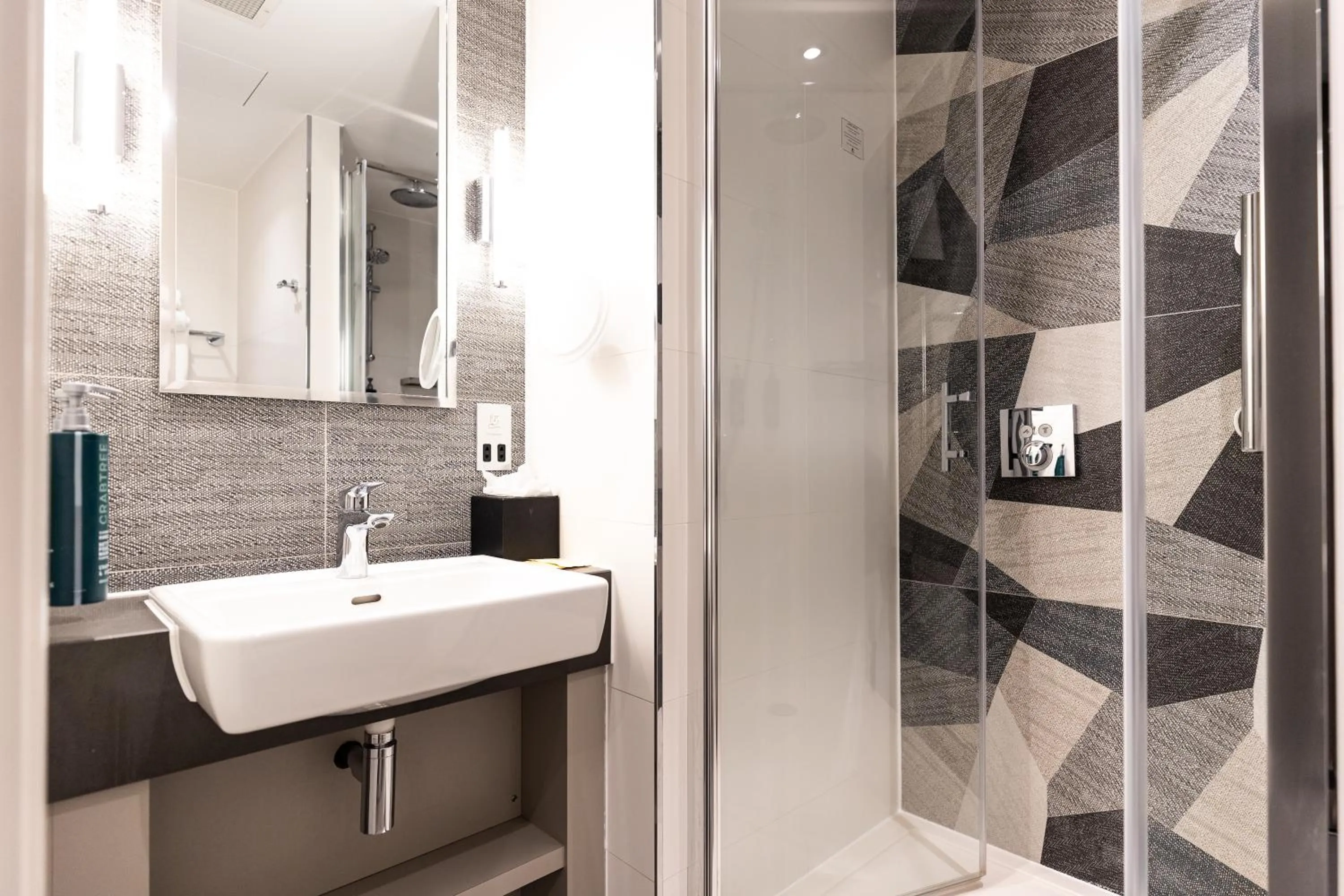 Shower in DoubleTree by Hilton London – West End