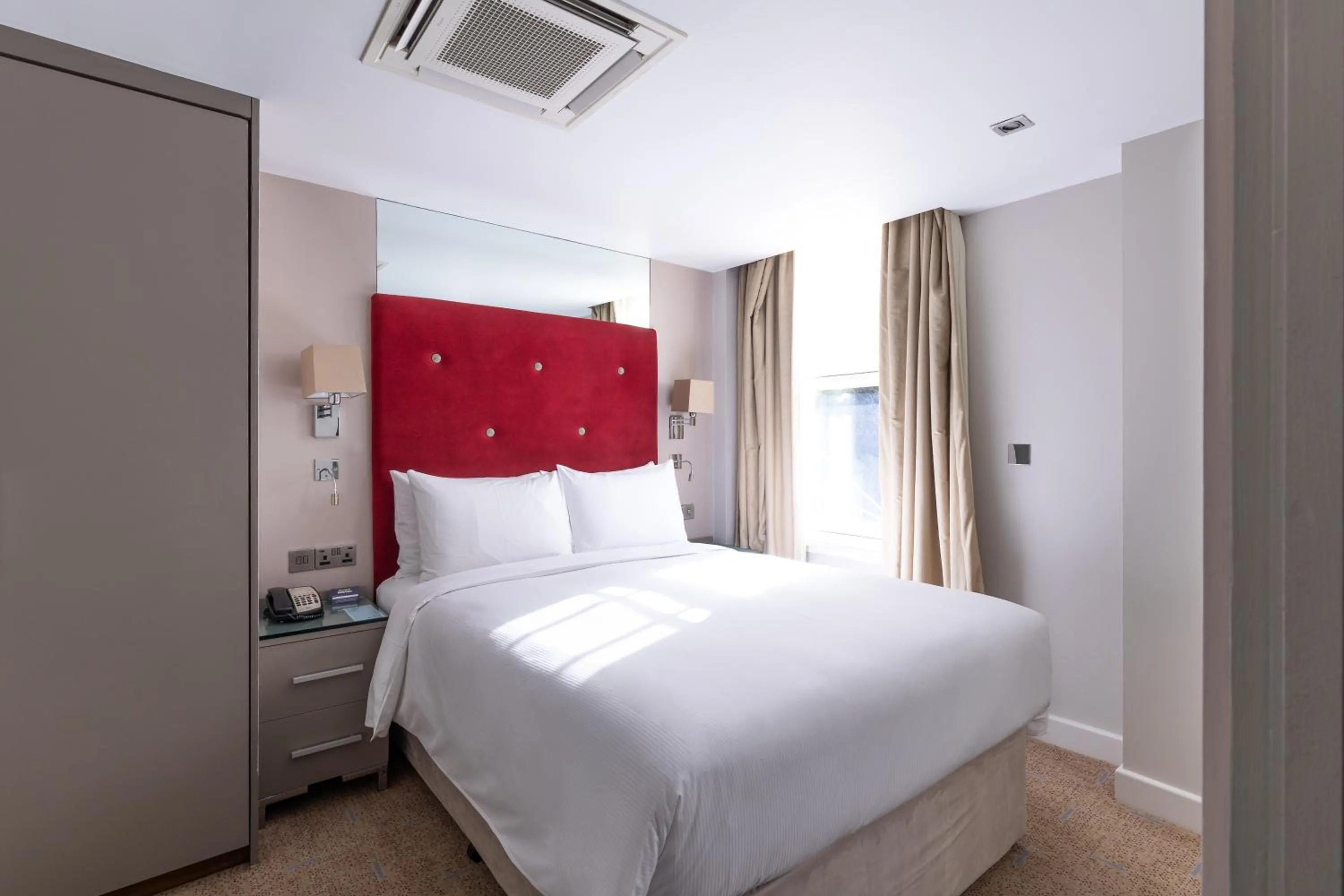 Bedroom, Bed in DoubleTree by Hilton London – West End