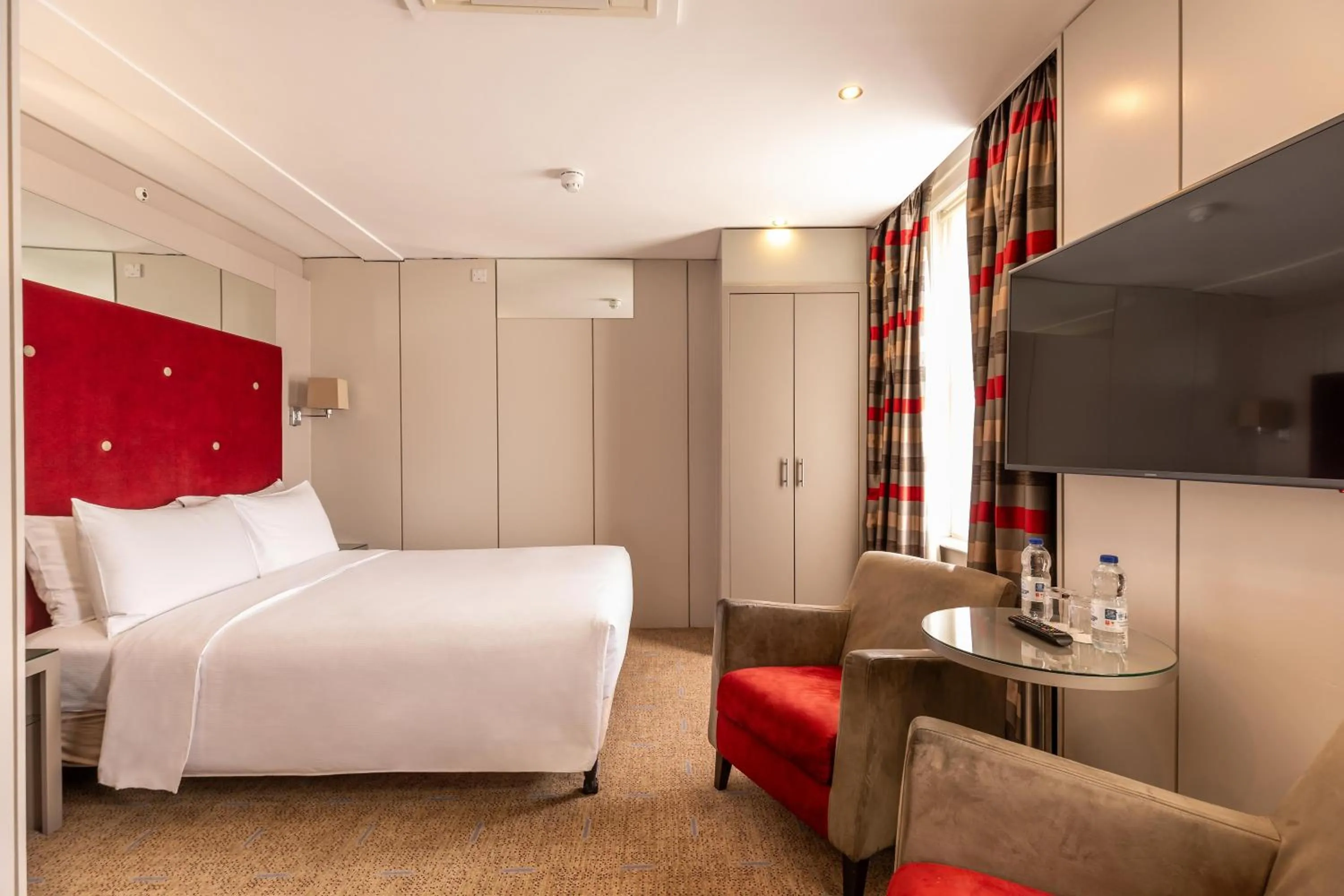 Bed in DoubleTree by Hilton London – West End