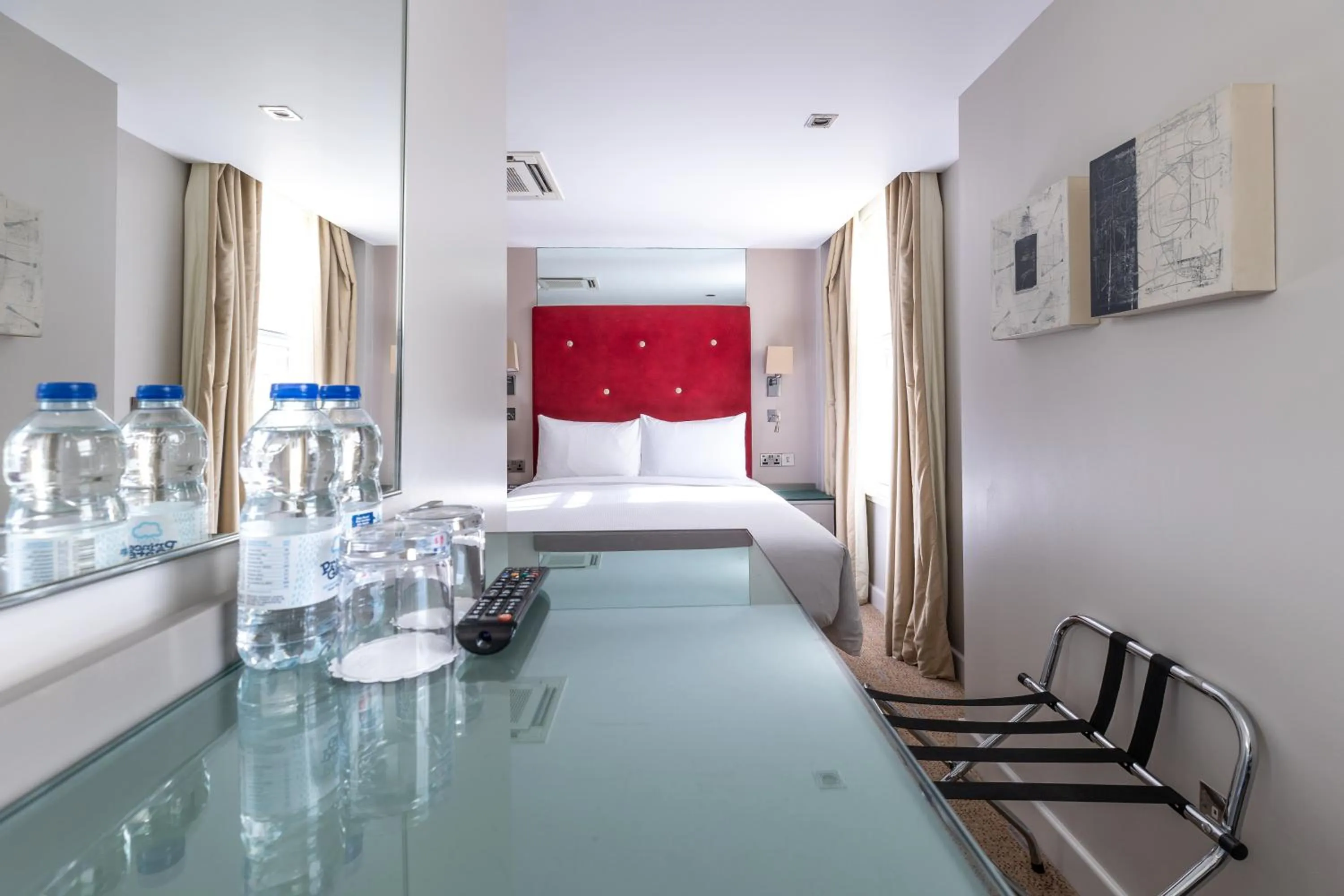 Bedroom, Bed in DoubleTree by Hilton London – West End
