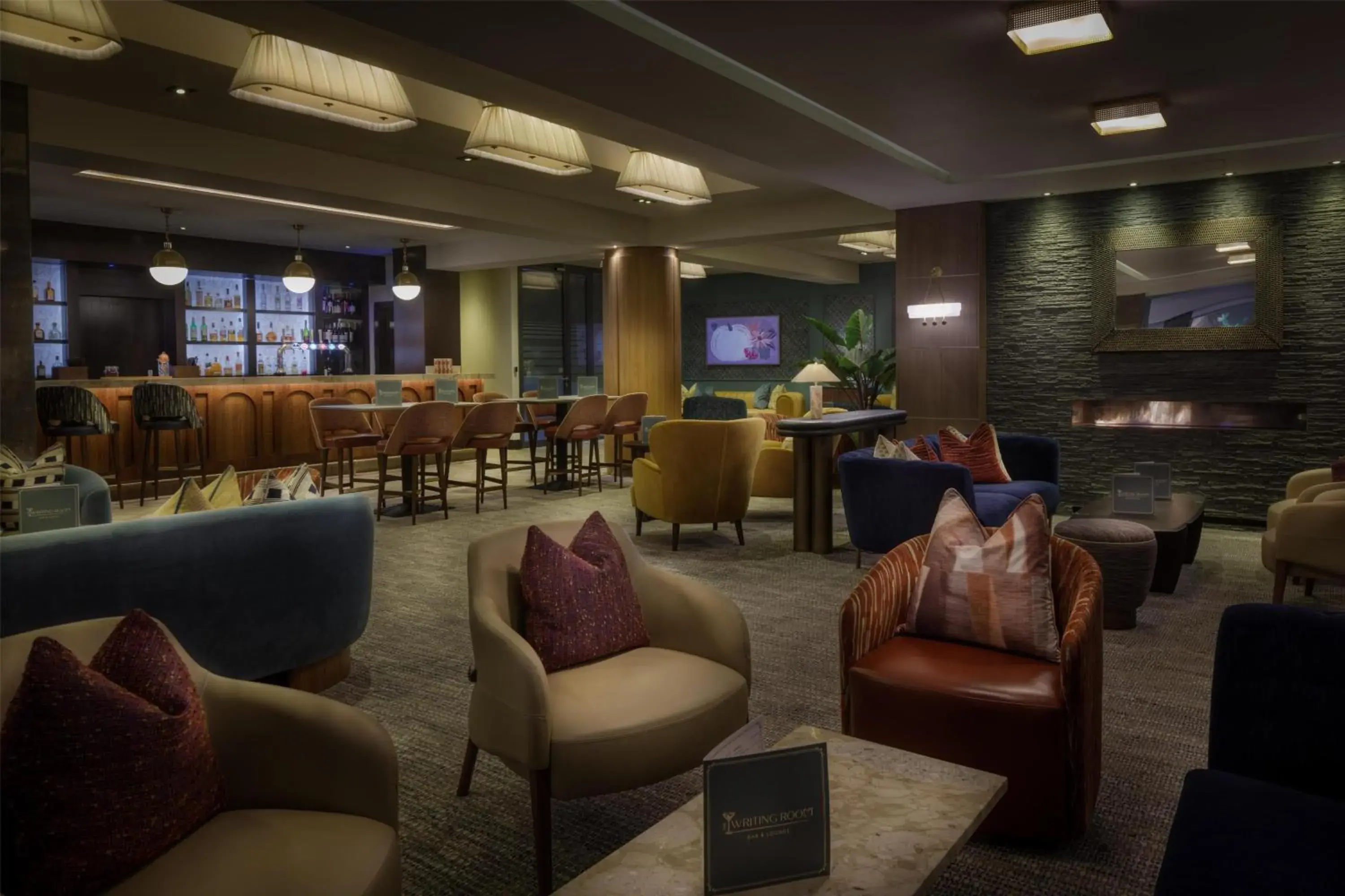 Lounge or bar in DoubleTree by Hilton London – West End Lounge or bar in DoubleTree by Hilton London – West End