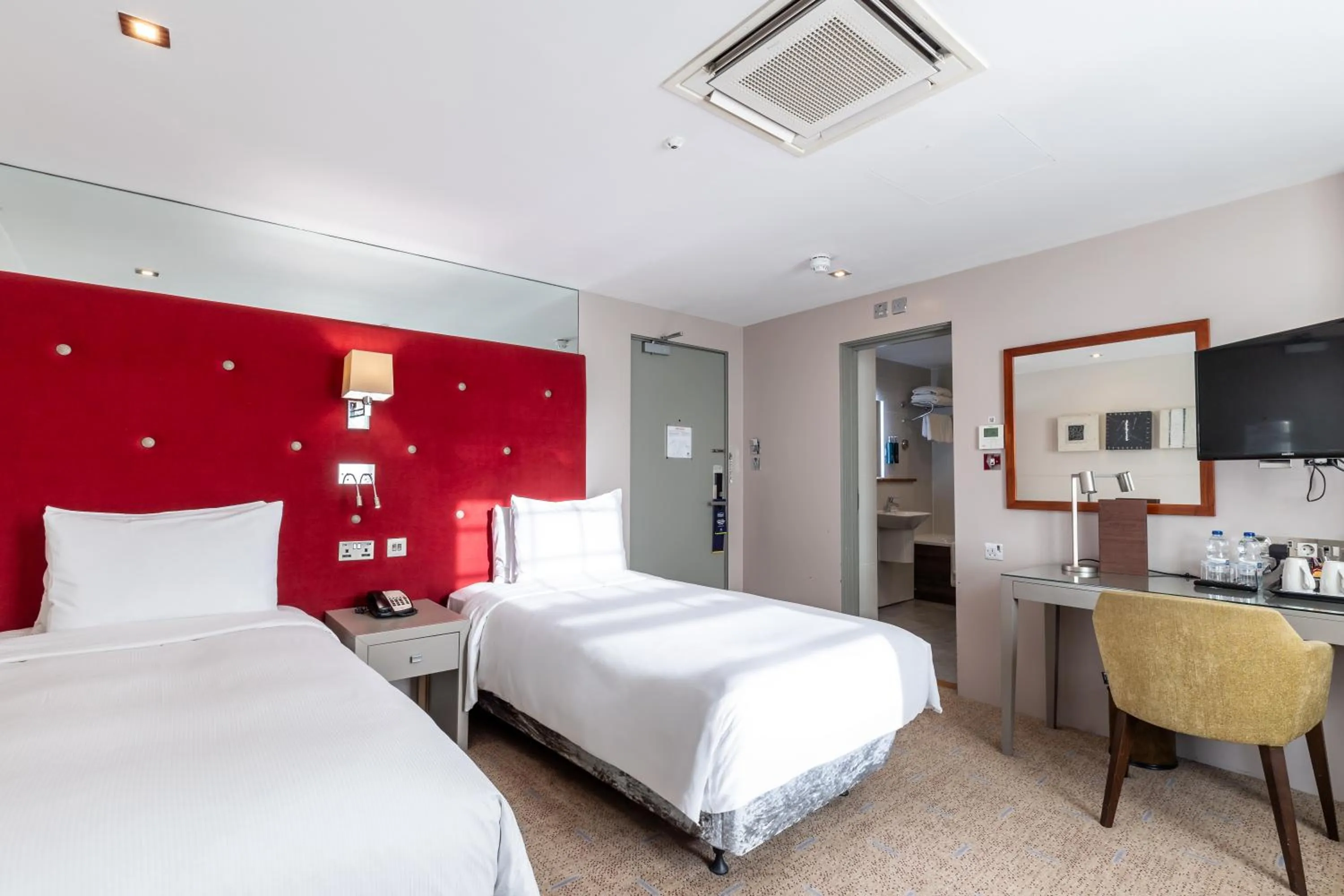 Bedroom, Bed in DoubleTree by Hilton London – West End