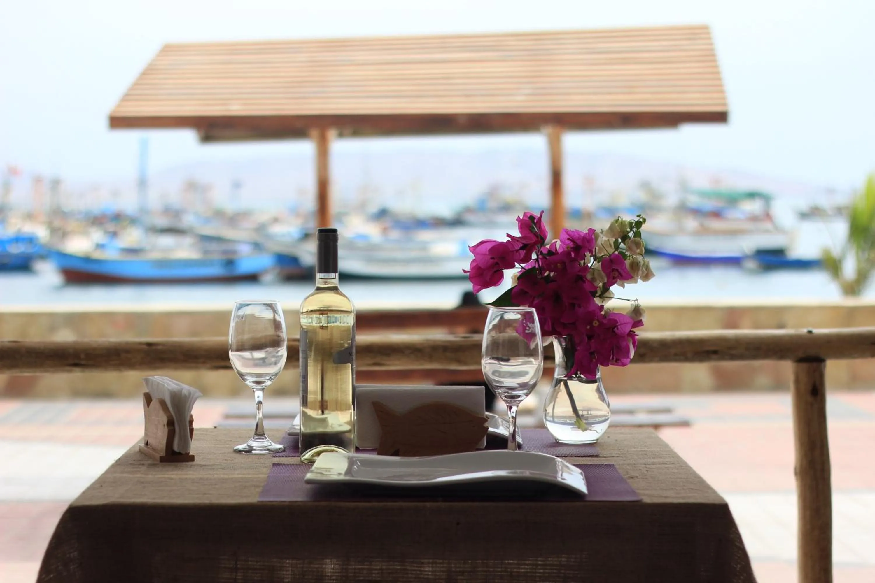 Restaurant/places to eat in Bamboo Lodge Paracas