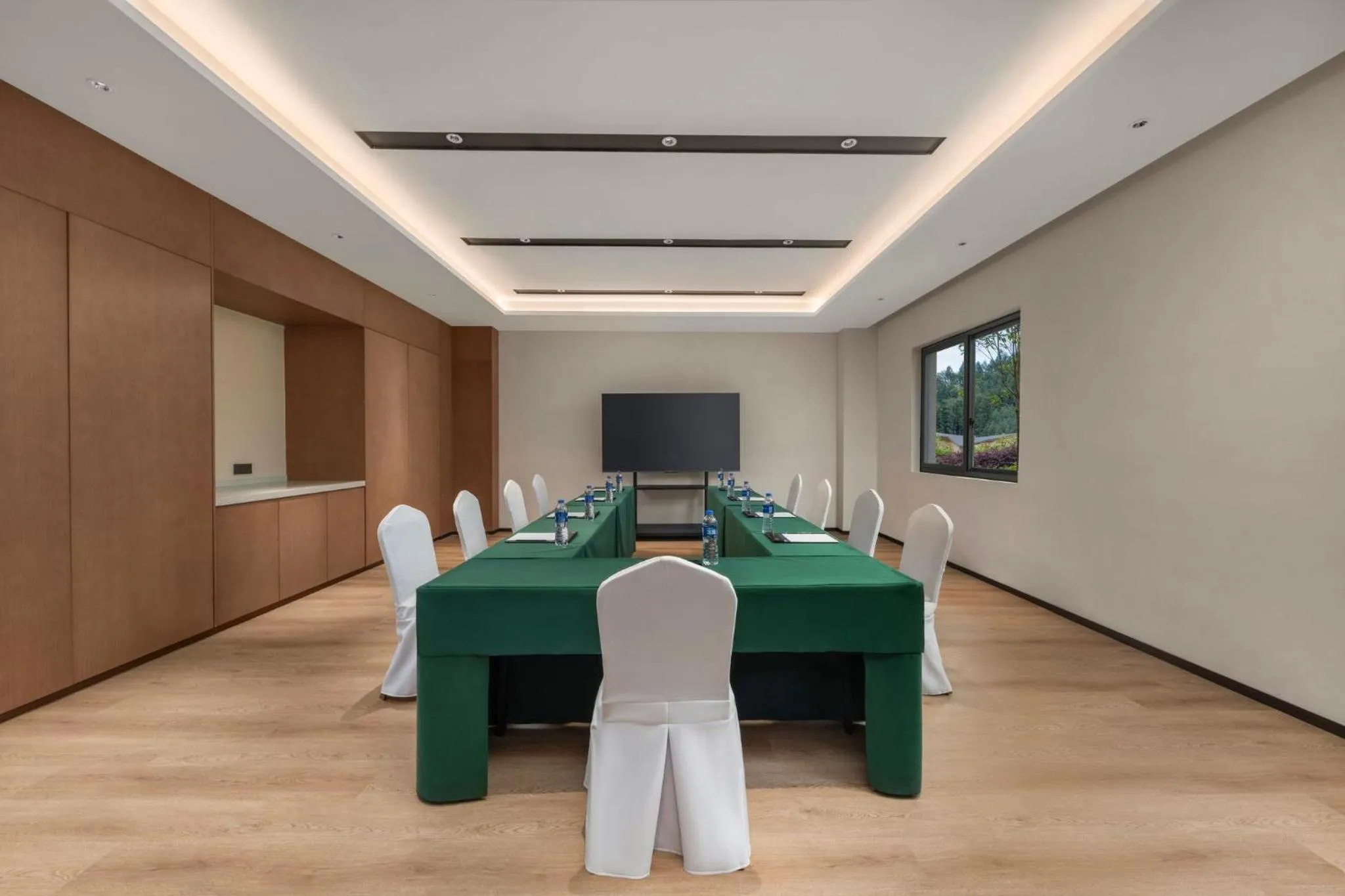 Meeting/conference room in Holiday Inn Express Wawu Mountain, an IHG Hotel