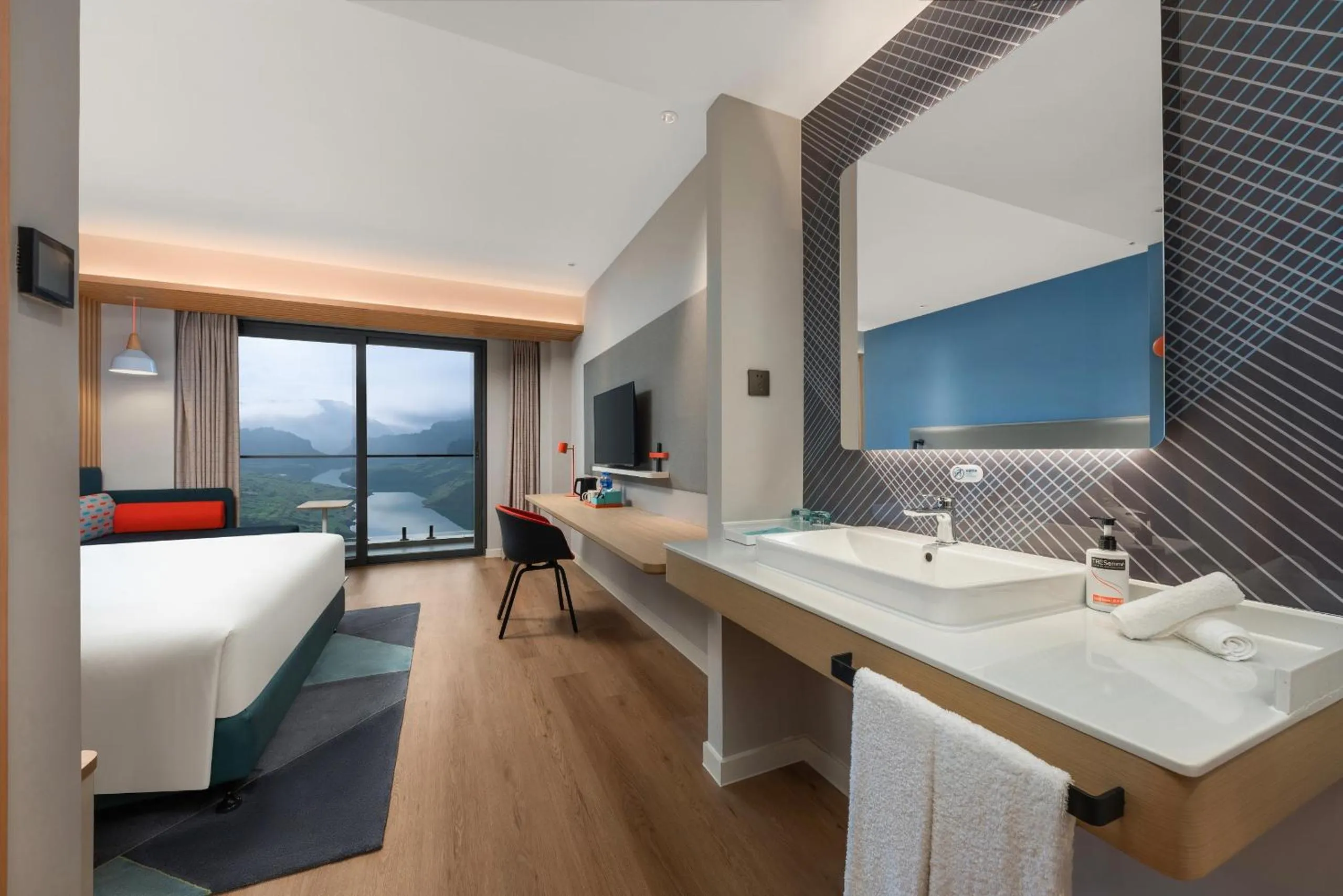 Photo of the whole room, Bed in Holiday Inn Express Wawu Mountain, an IHG Hotel