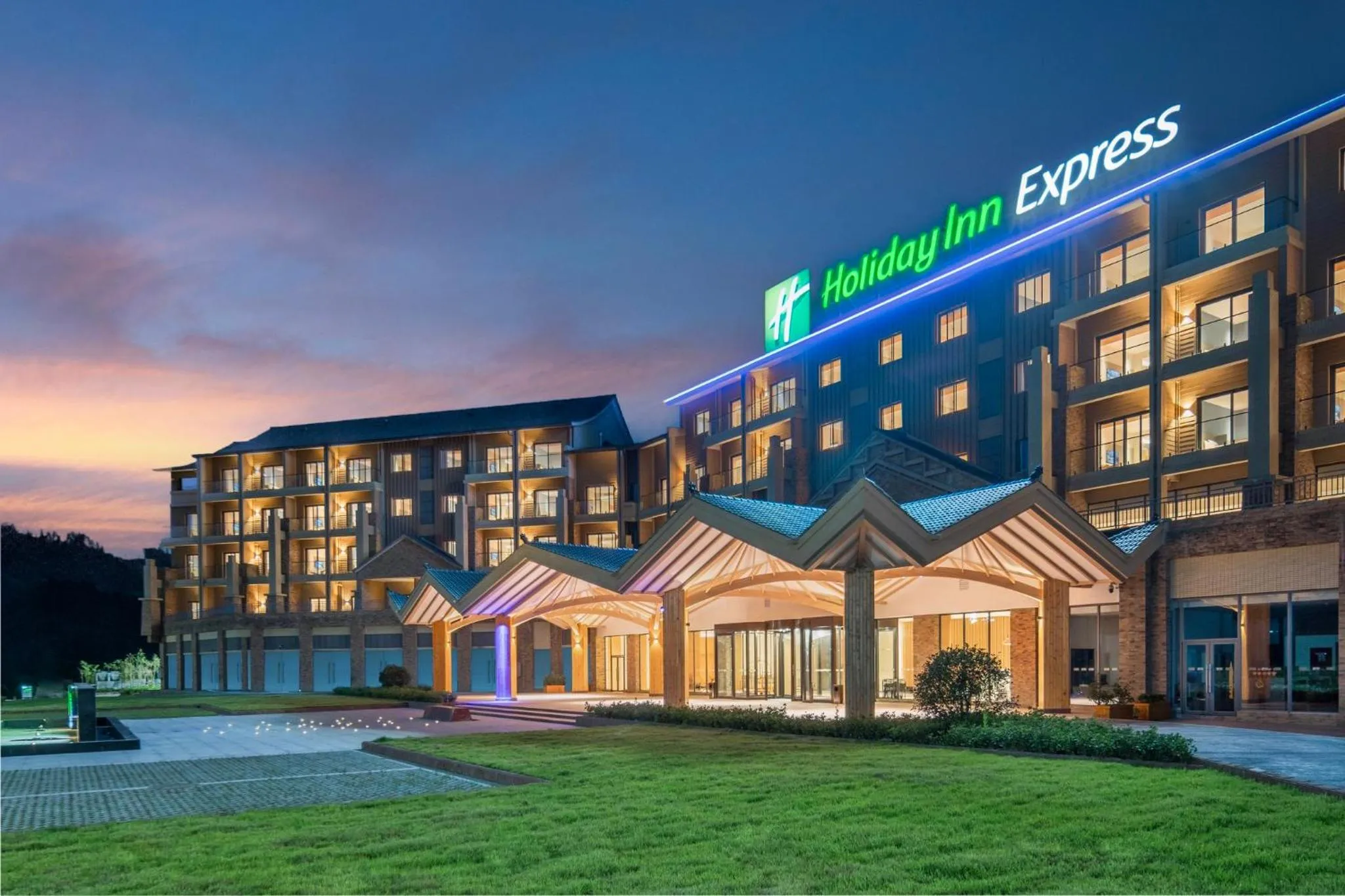 Property building in Holiday Inn Express Wawu Mountain, an IHG Hotel