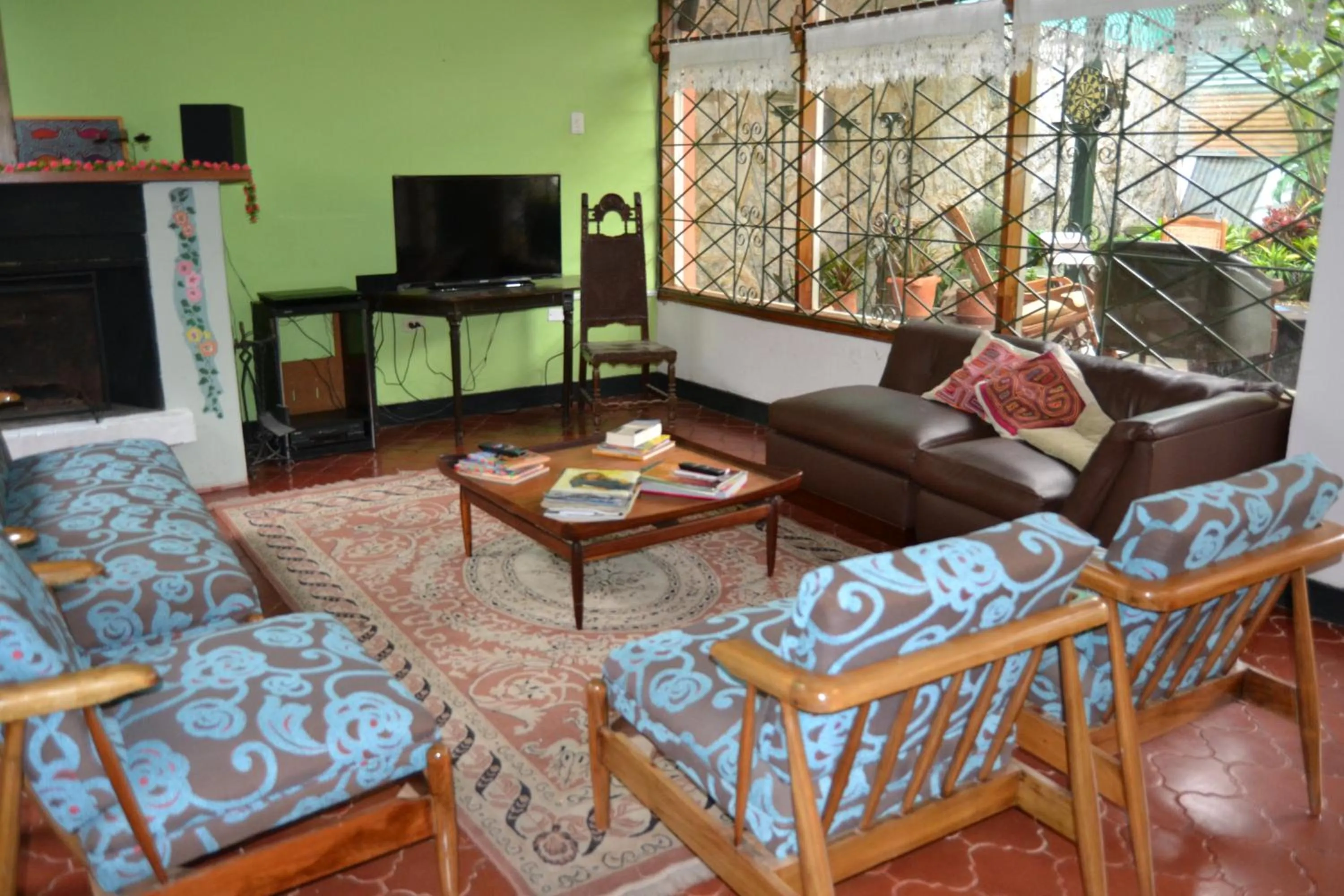 Communal lounge/ TV room in Posada Las Bromelias
