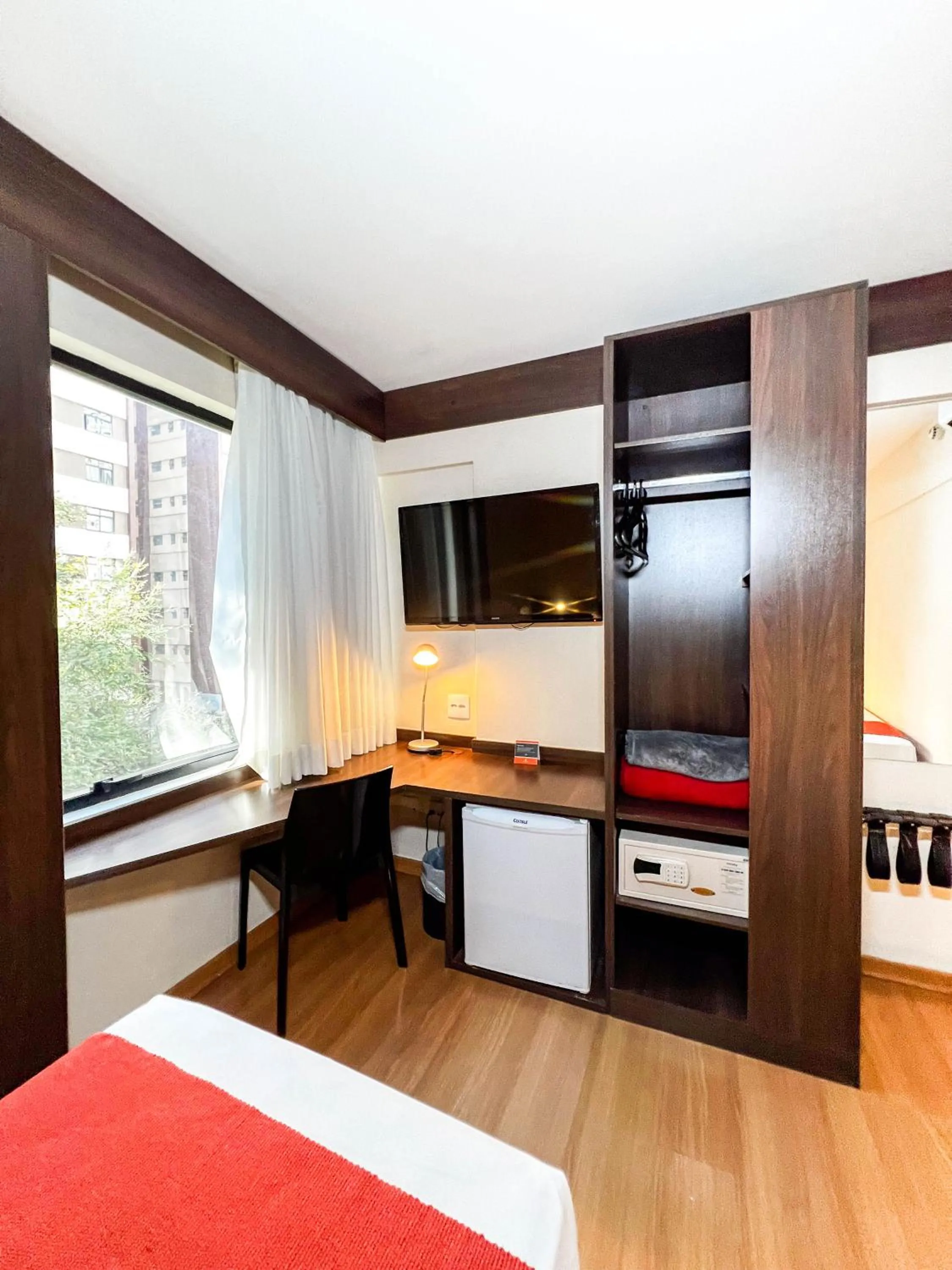 Toilet, Bed in Royal Design Savassi Hotel