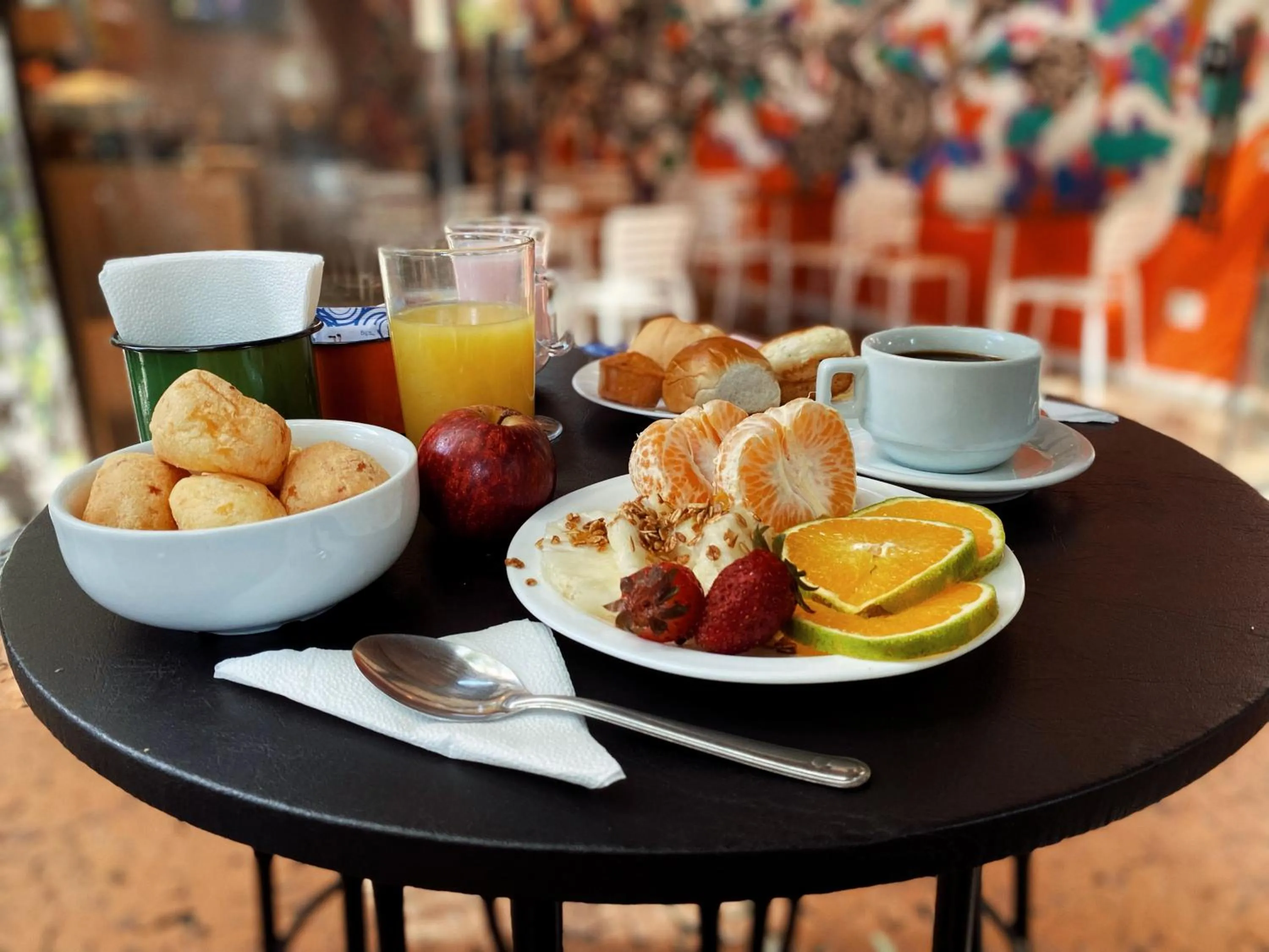 Restaurant/places to eat in Royal Design Savassi Hotel