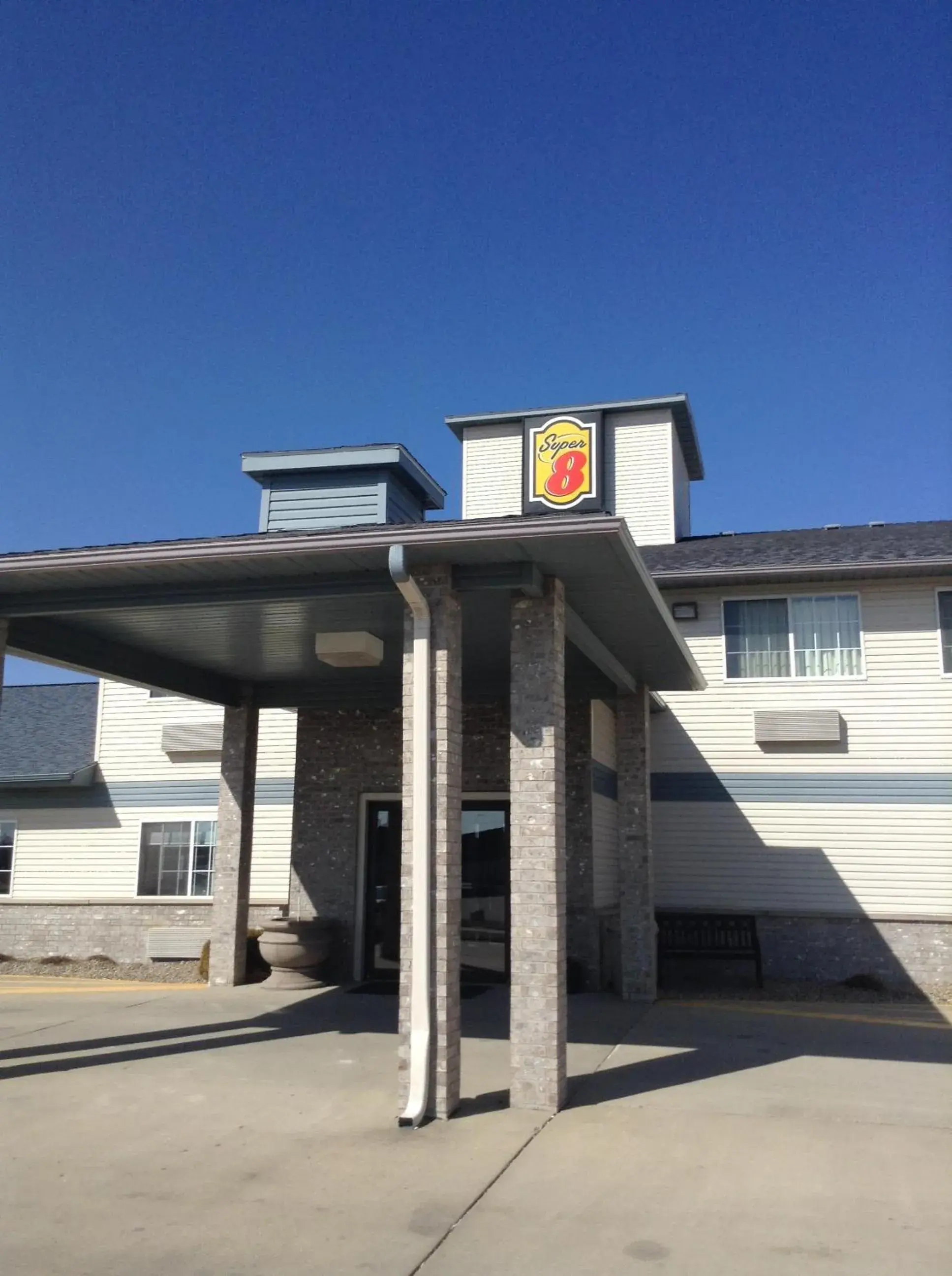 Facade/entrance in Super 8 by Wyndham Carroll/East Facade/entrance in Super 8 by Wyndham Carroll/East