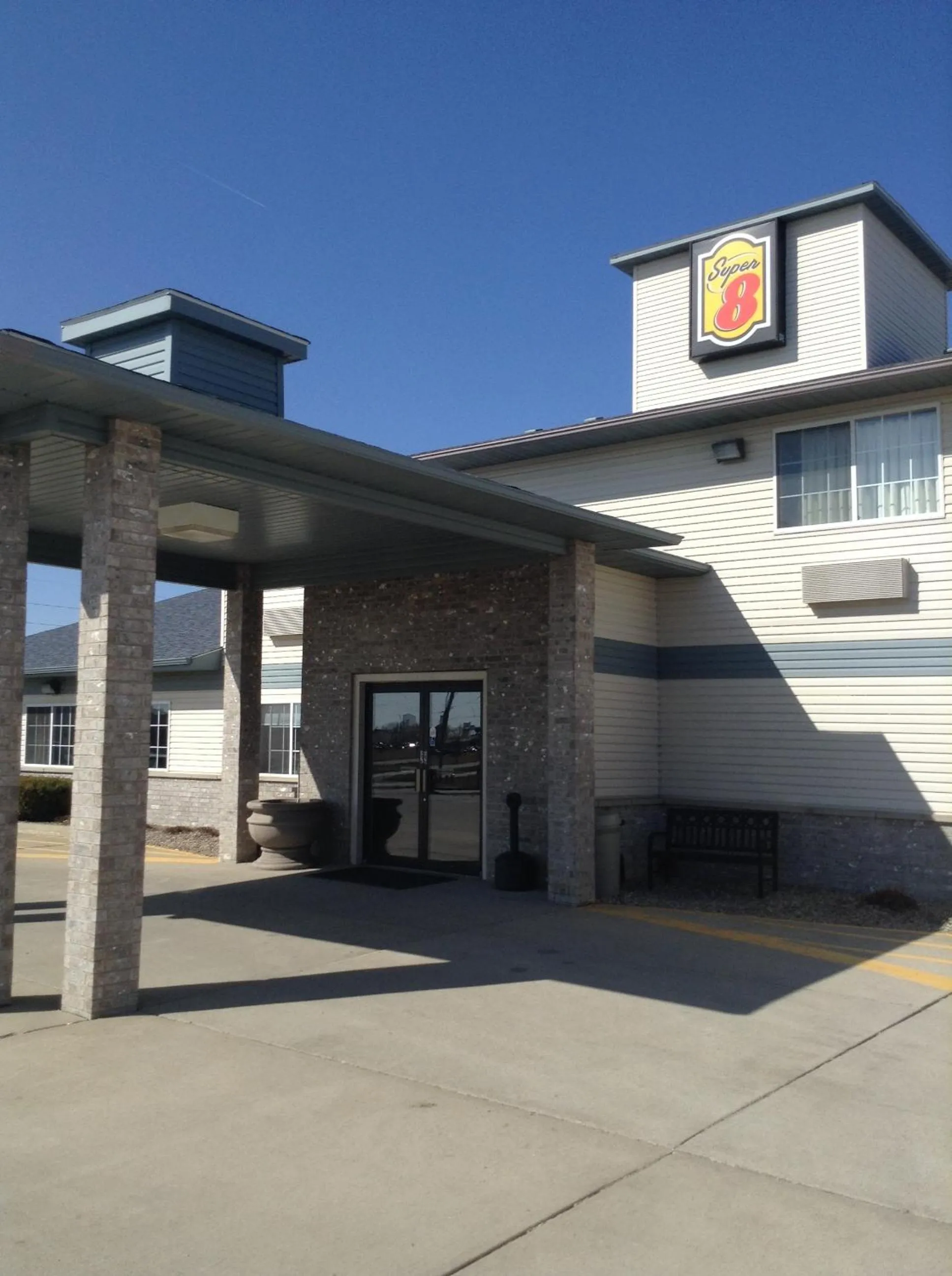 Facade/entrance in Super 8 by Wyndham Carroll/East