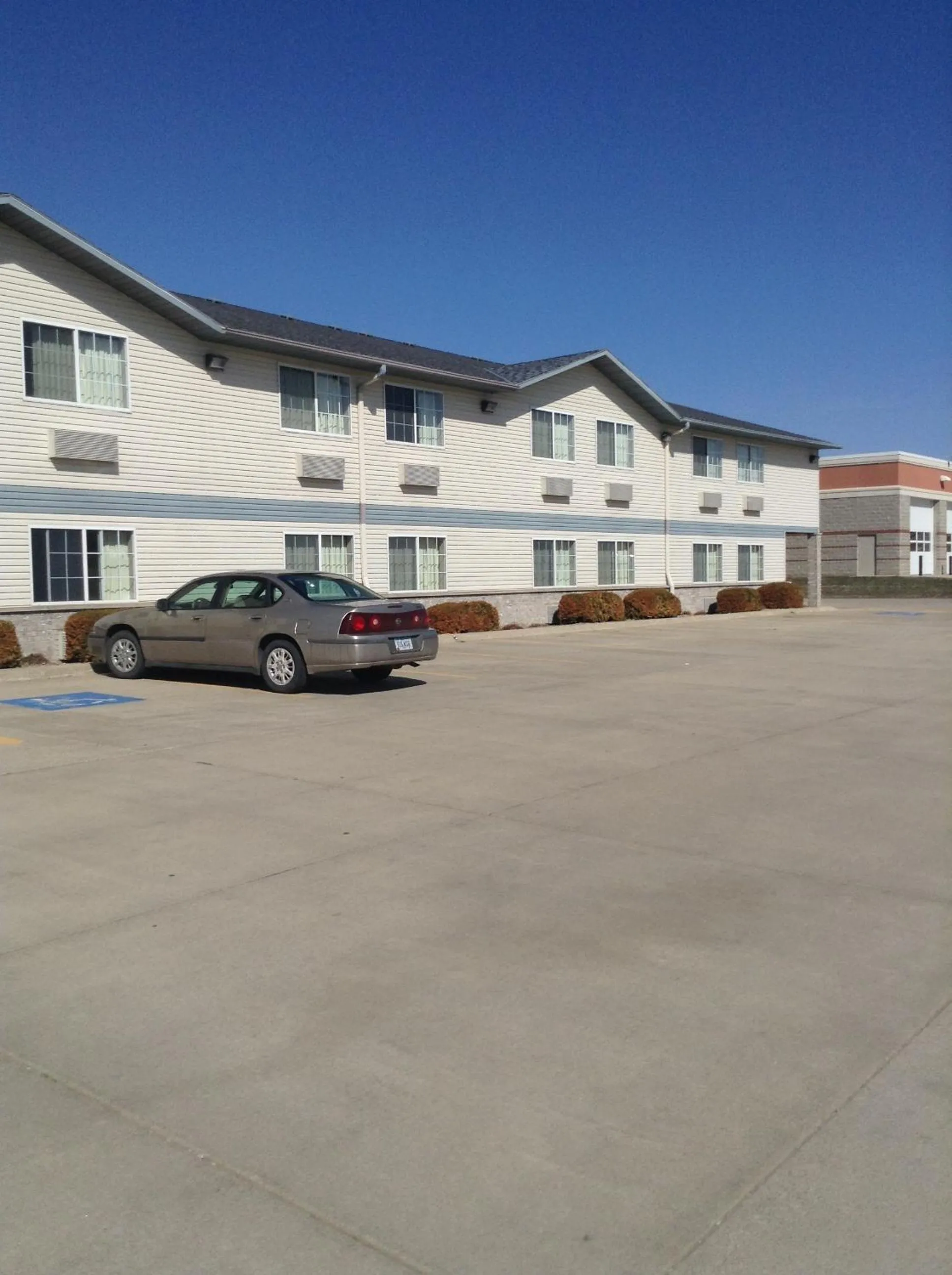 Facade/entrance in Super 8 by Wyndham Carroll/East