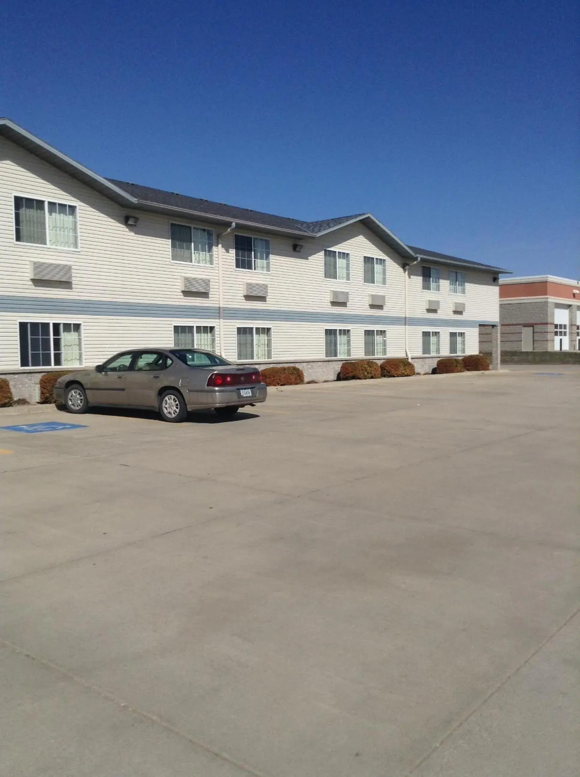 Facade/entrance in Super 8 by Wyndham Carroll/East Facade/entrance in Super 8 by Wyndham Carroll/East