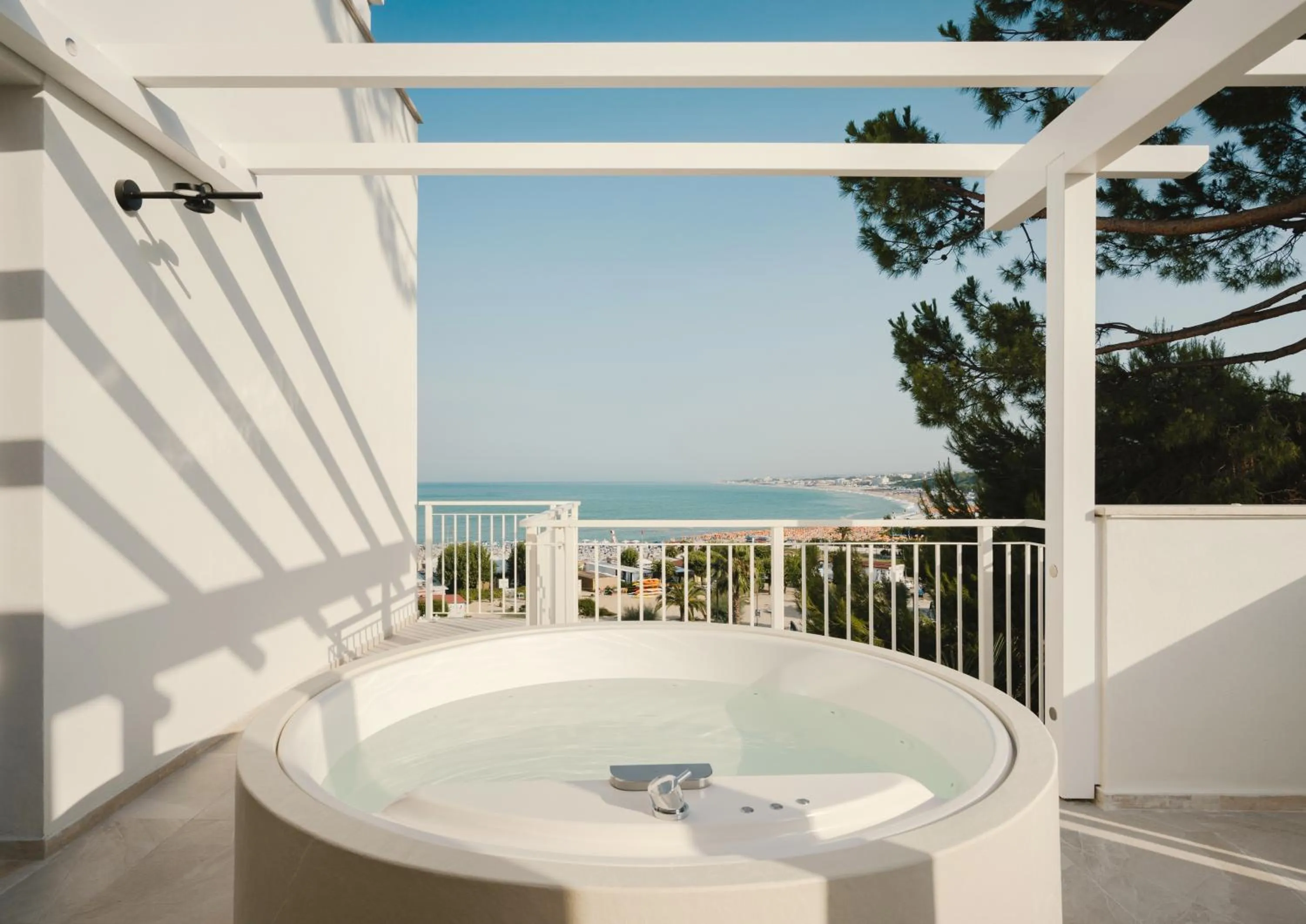 Hot Tub in View Place & Spa