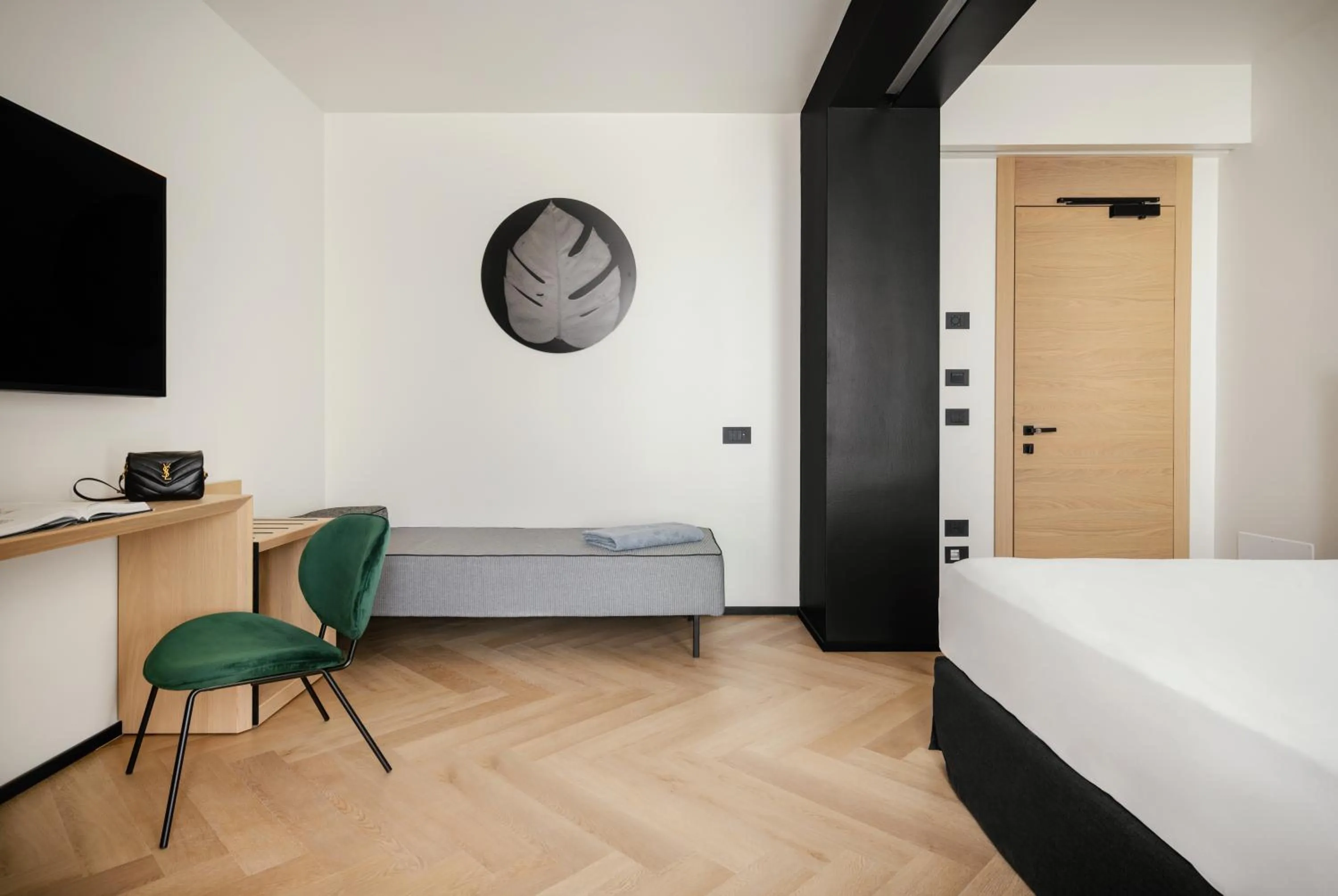 Photo of the whole room, Bed in View Place & Spa