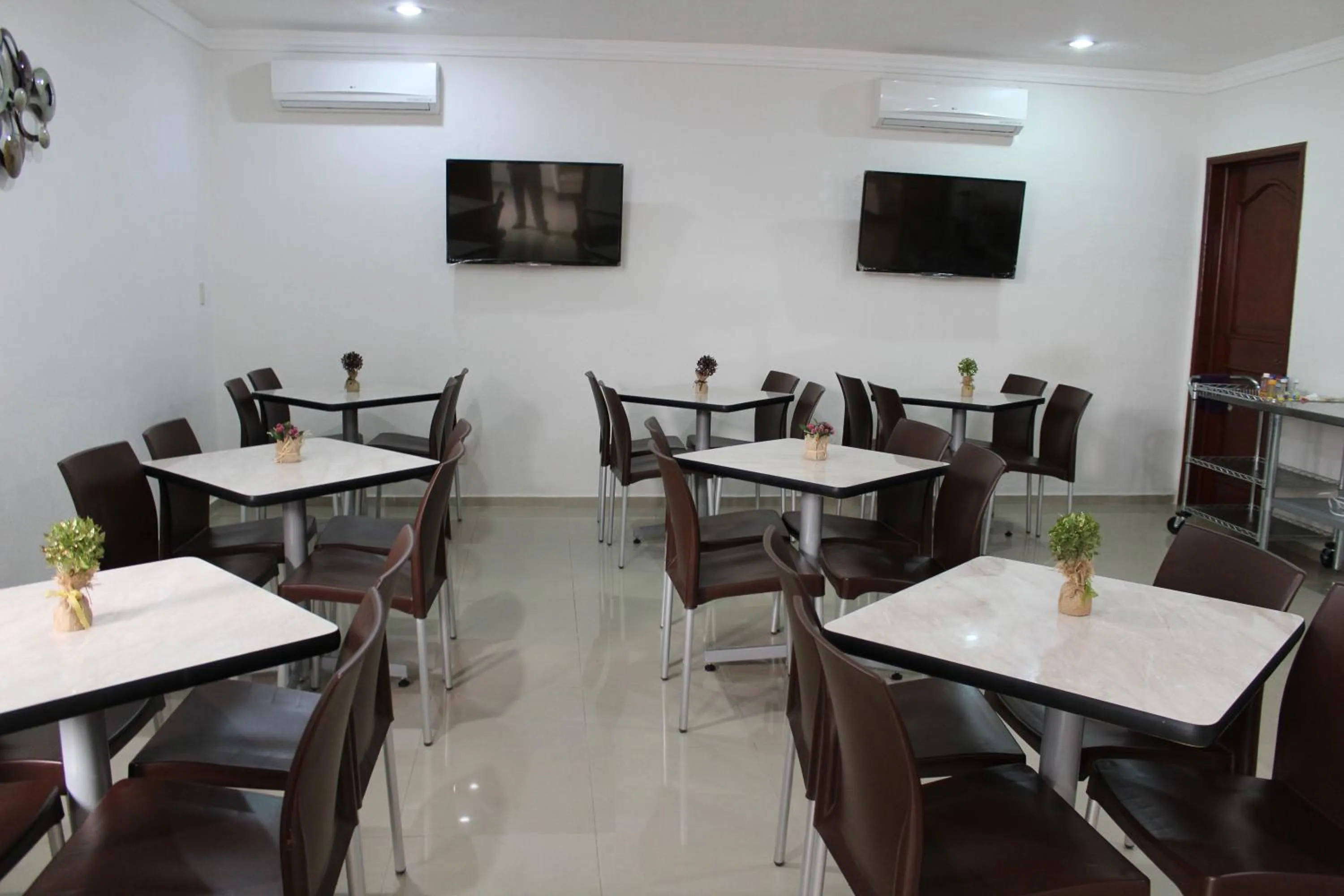 Restaurant/places to eat in Hotel CEO Group