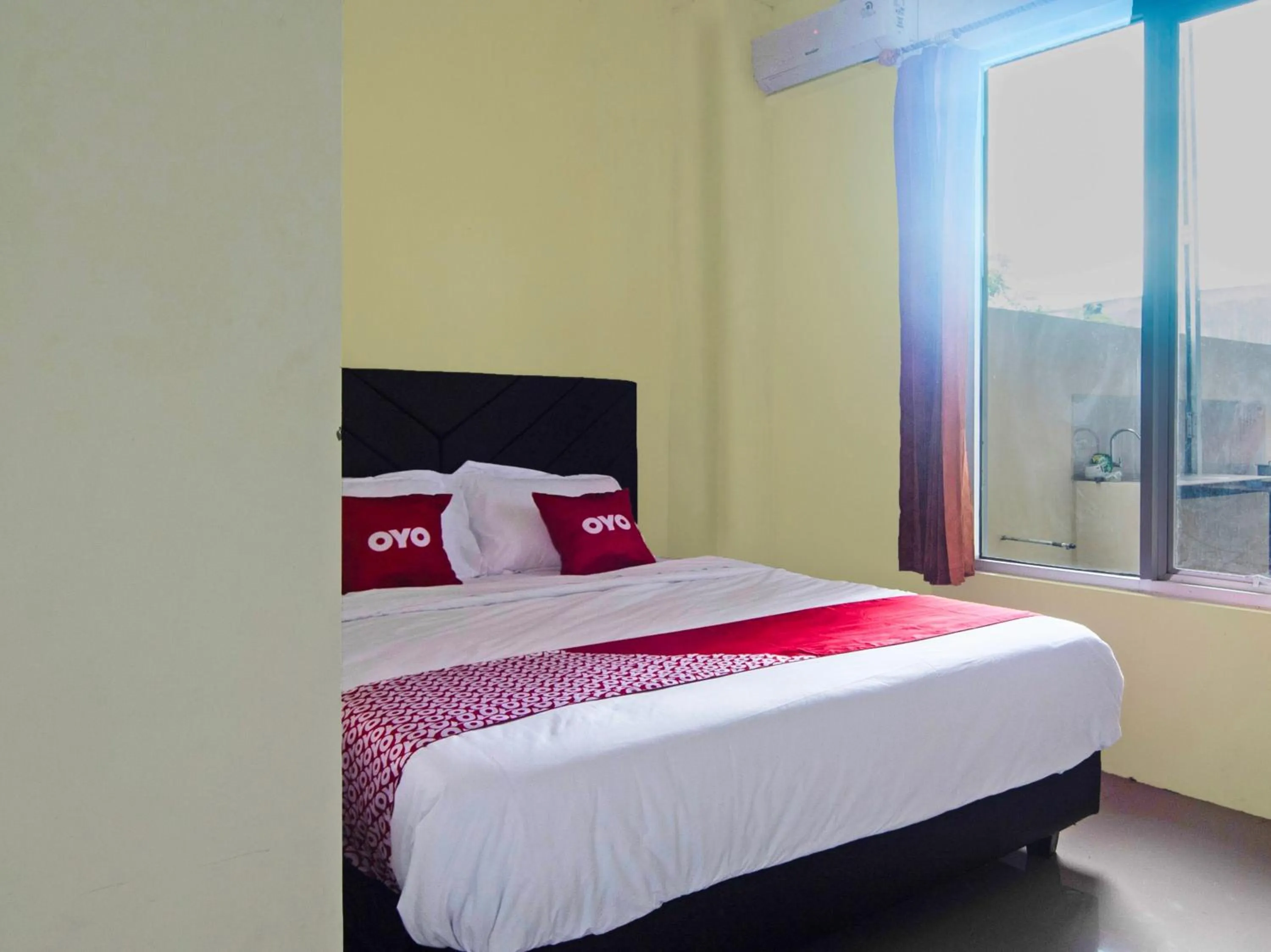 Bedroom, Bed in Hotel O Miracle Kost