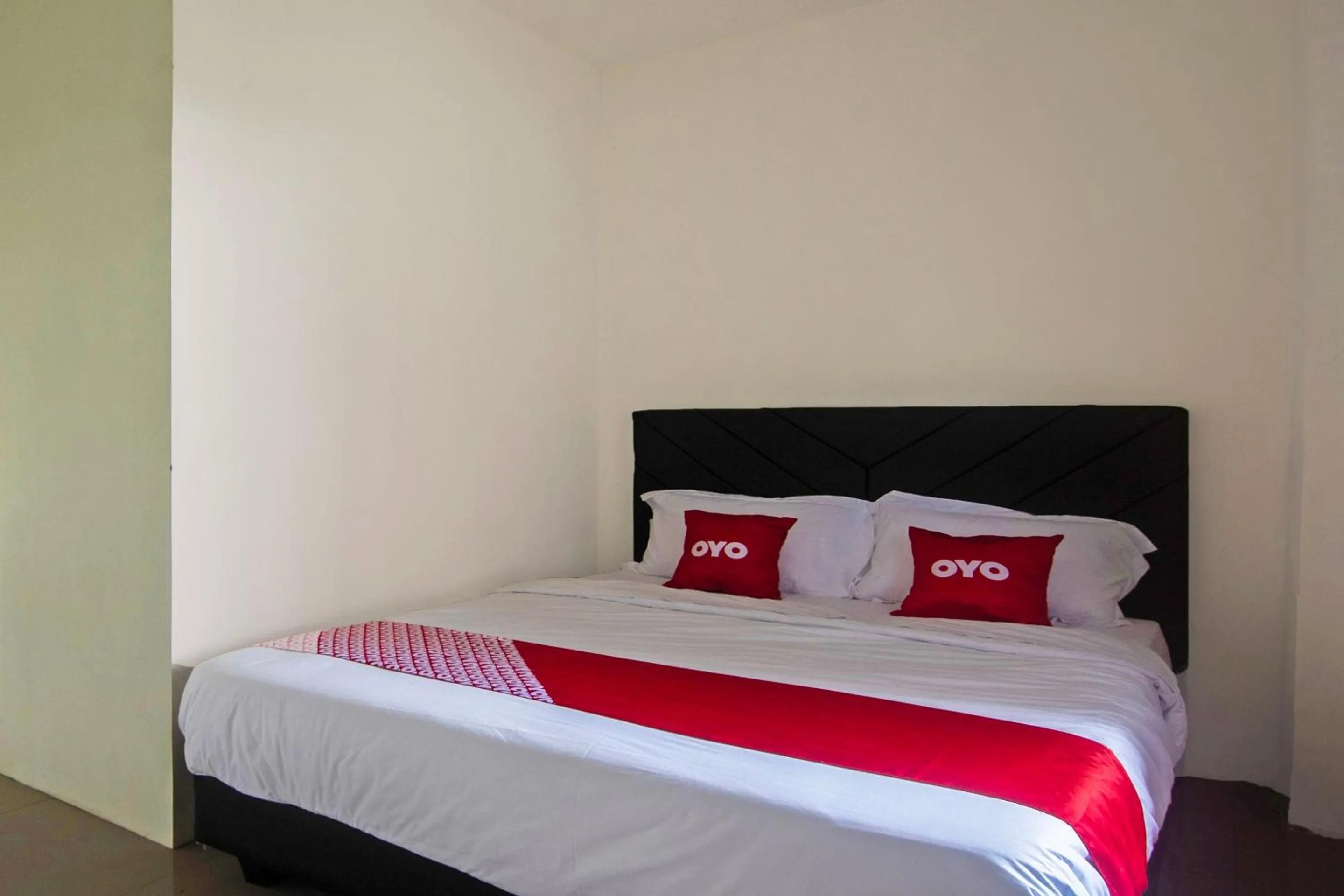 Bedroom, Bed in Hotel O Miracle Kost