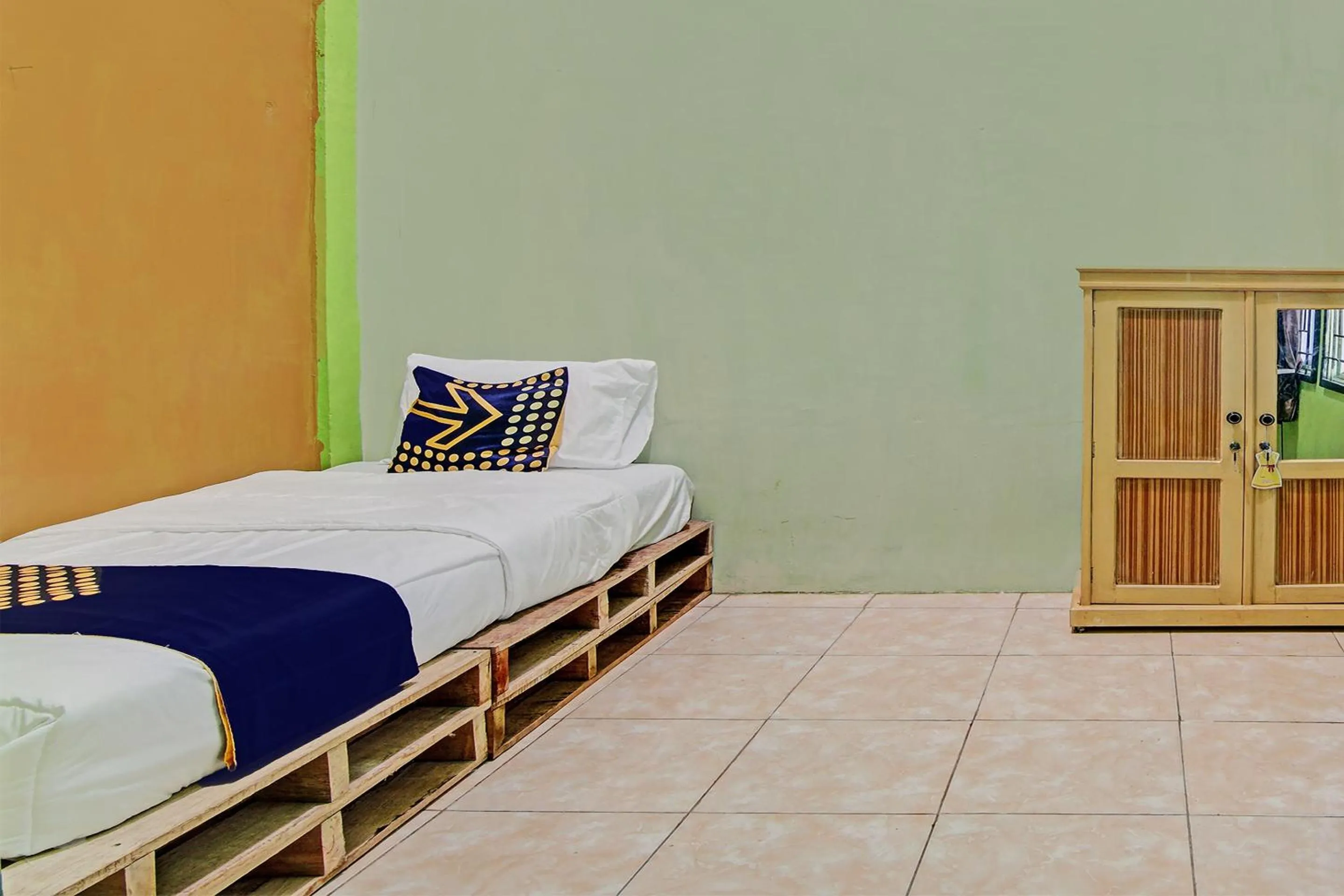 Bedroom, Bed in Hotel O Penginapan Syafira Near Perumahan Mustamindo Permai 1