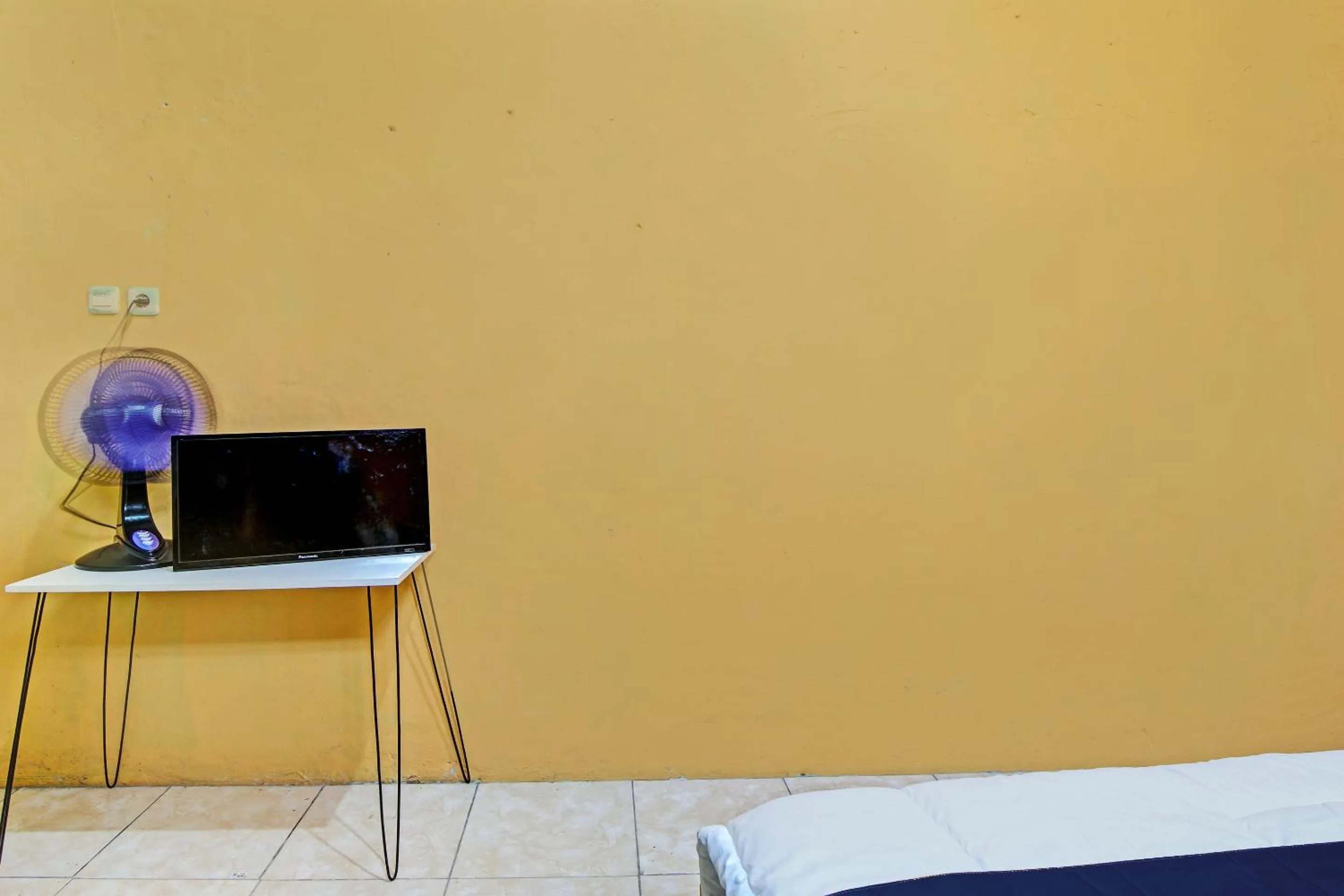 Bedroom, Bed in Hotel O Penginapan Syafira Near Perumahan Mustamindo Permai 1