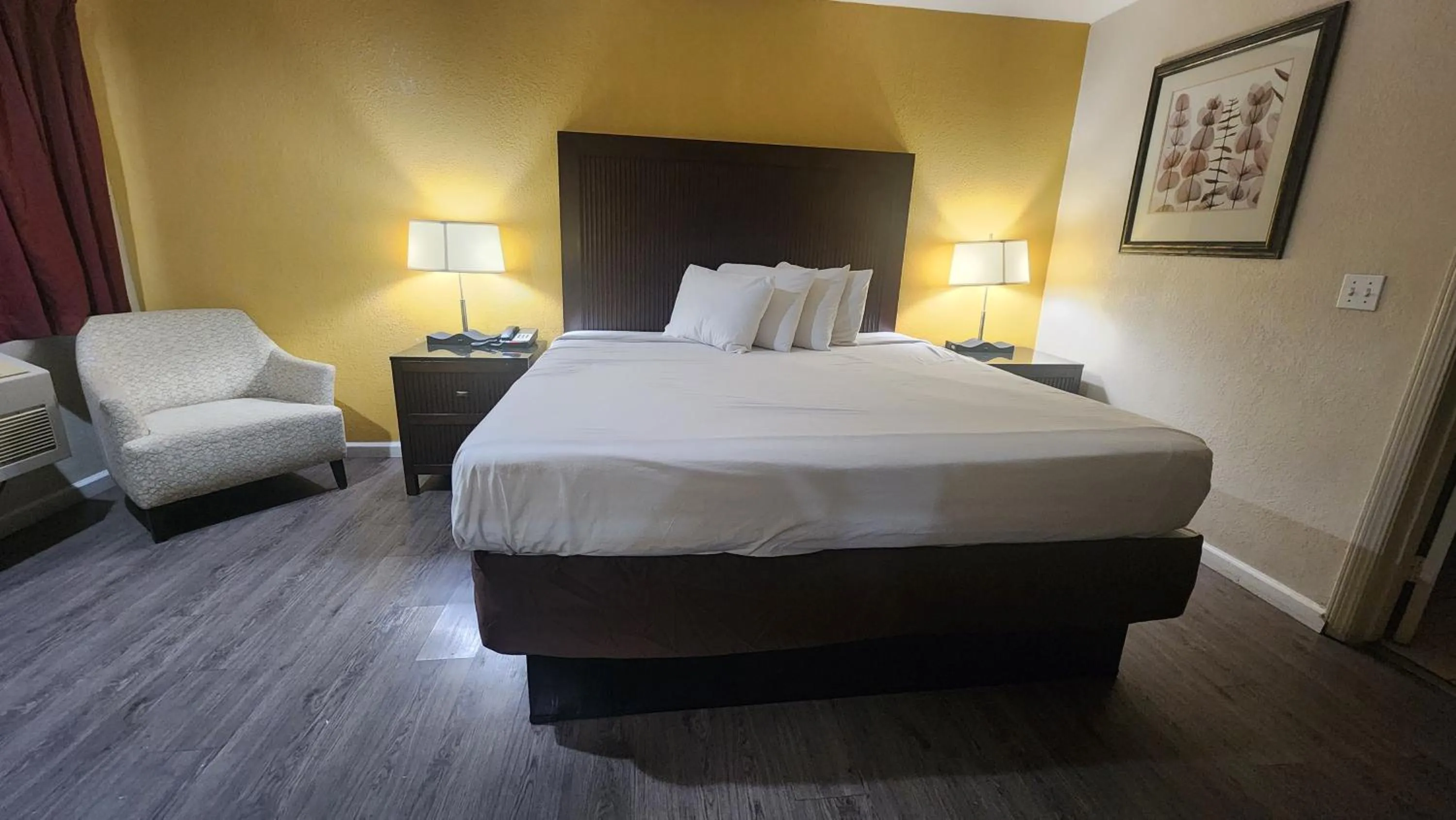 Seating area, Bed in Mission Inn and Suites