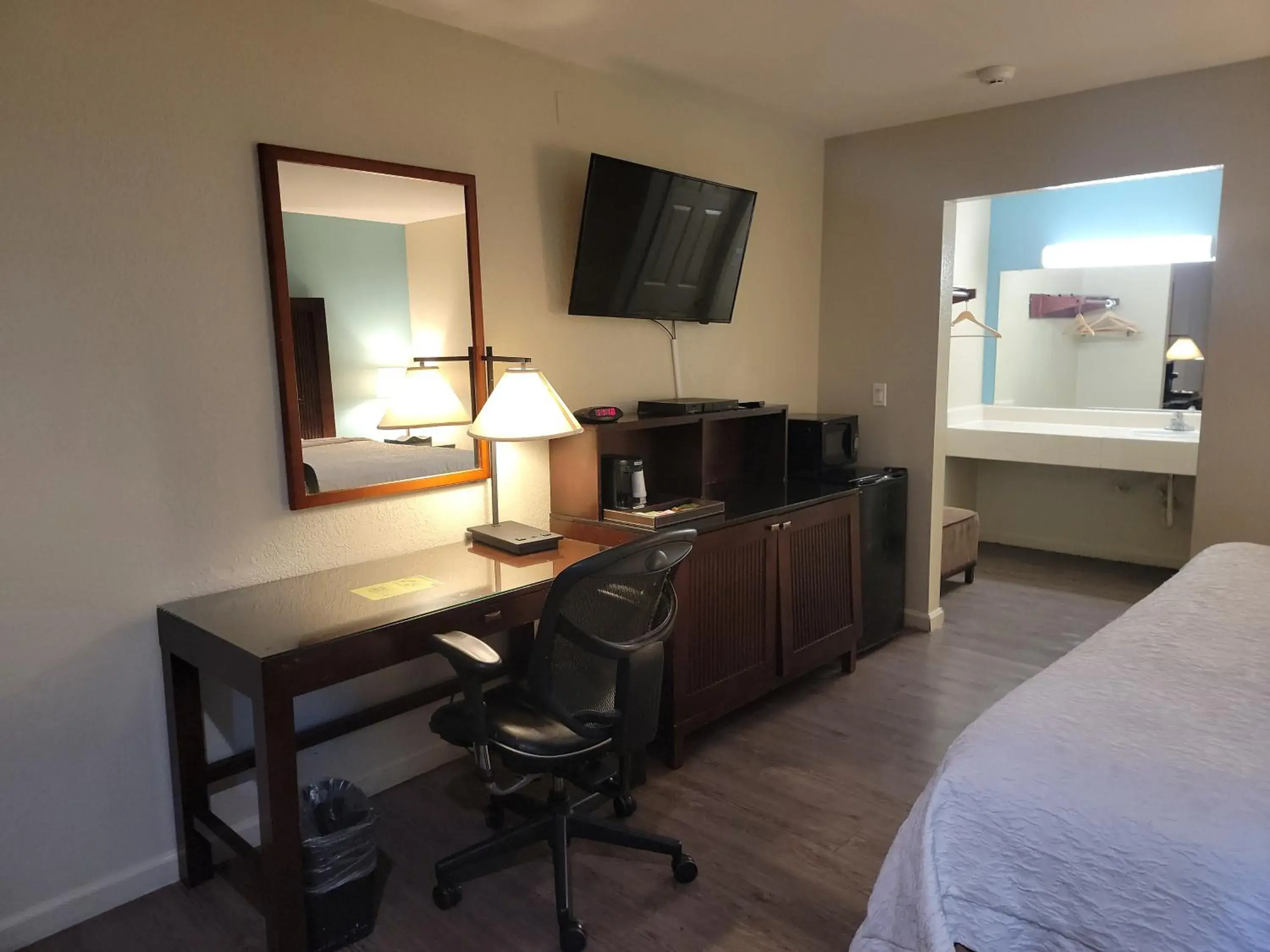 TV and multimedia, Bed in Mission Inn and Suites TV and multimedia, Bed in Mission Inn and Suites