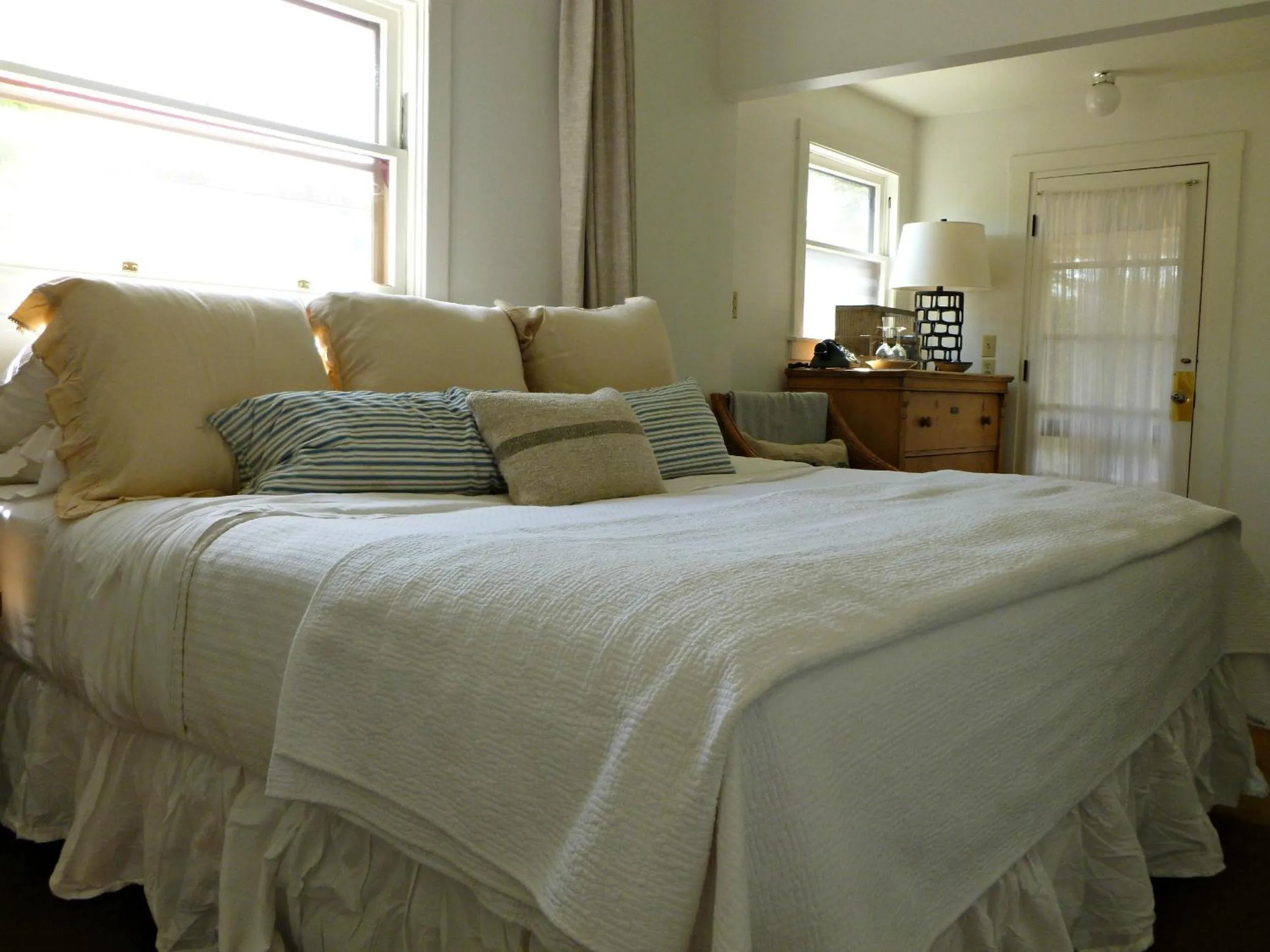 Bed in An Inn to Remember