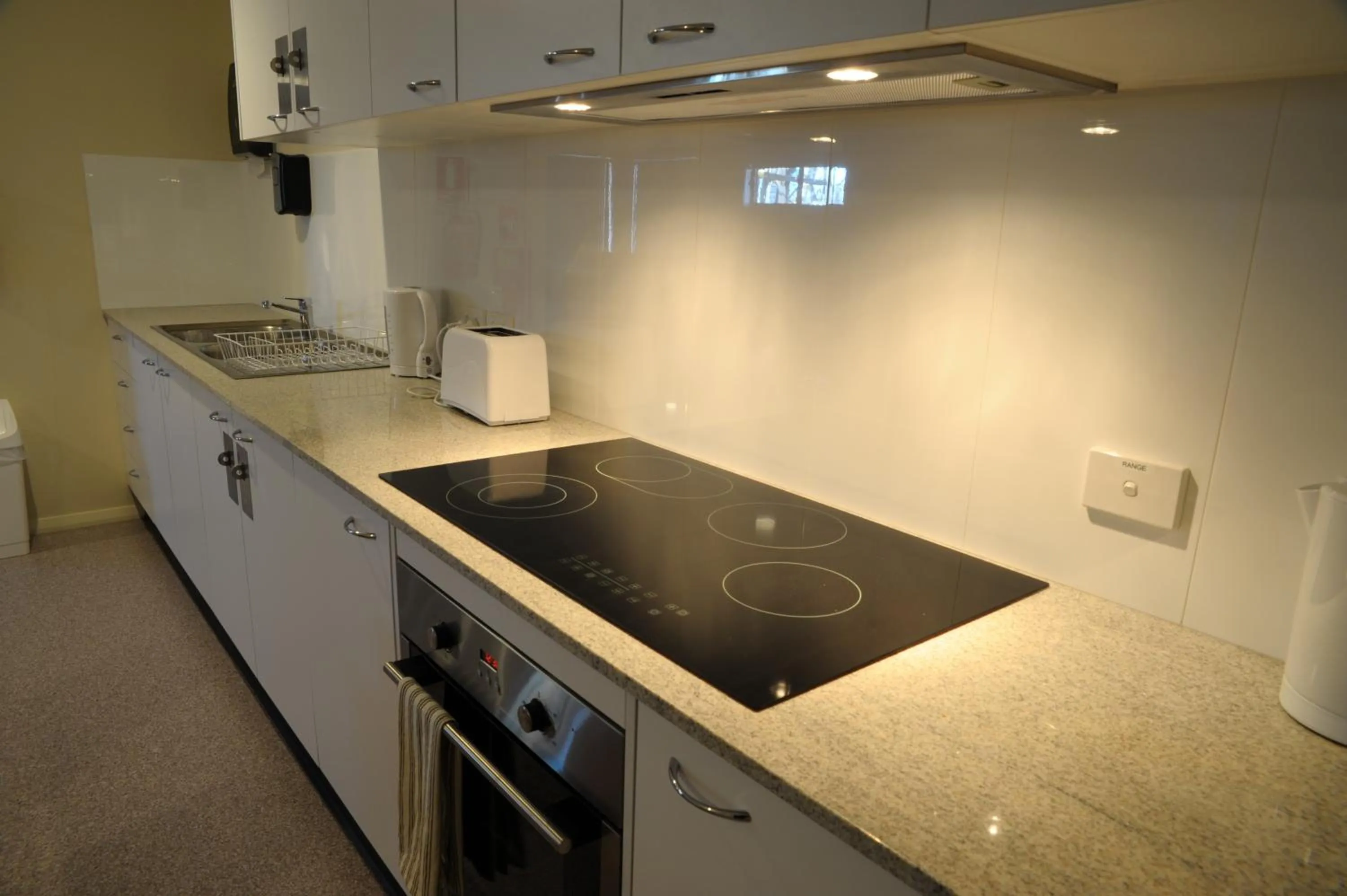 Communal kitchen in Comfort Inn Serenity Bathurst