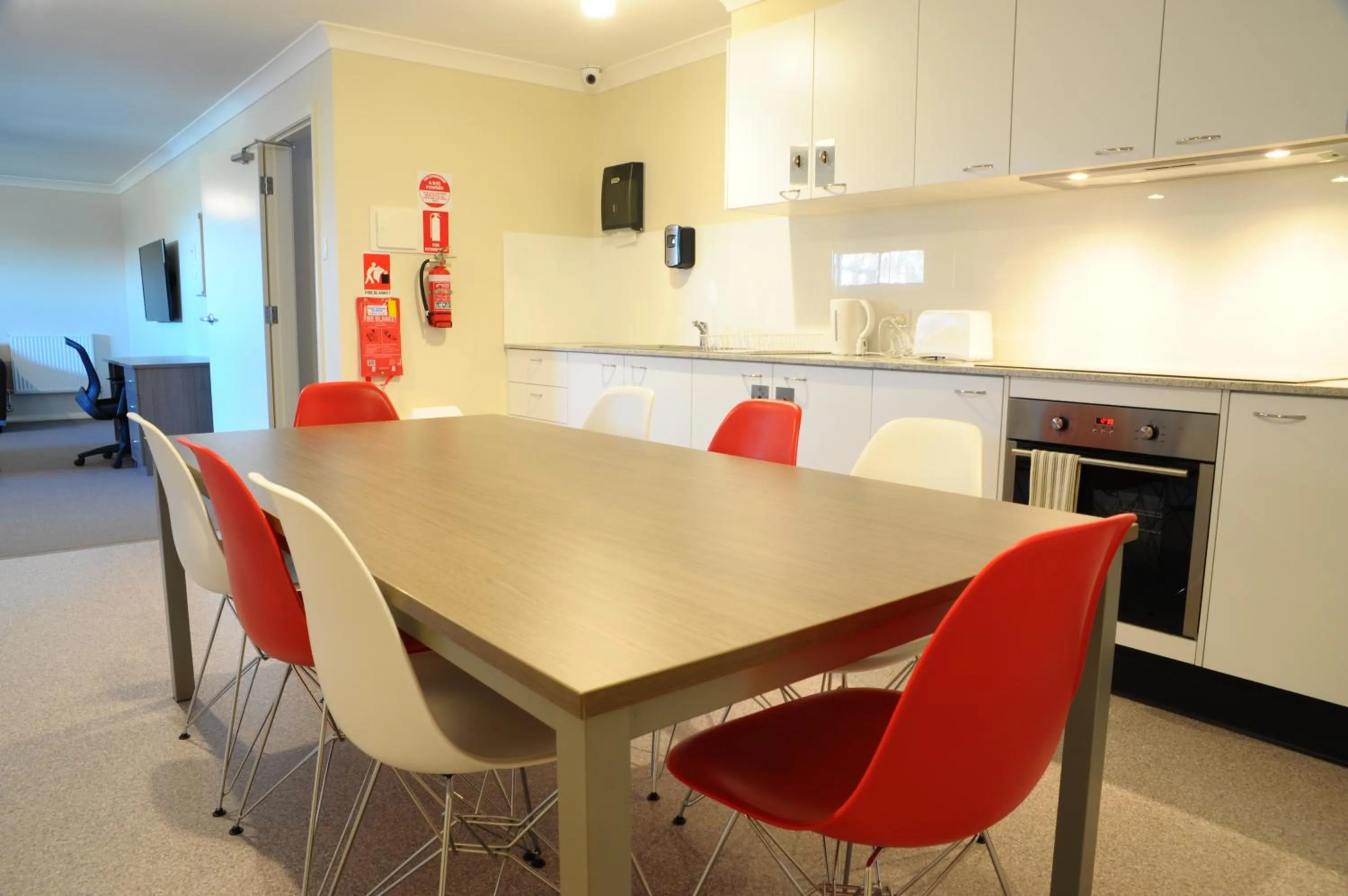 Communal kitchen in Comfort Inn Serenity Bathurst