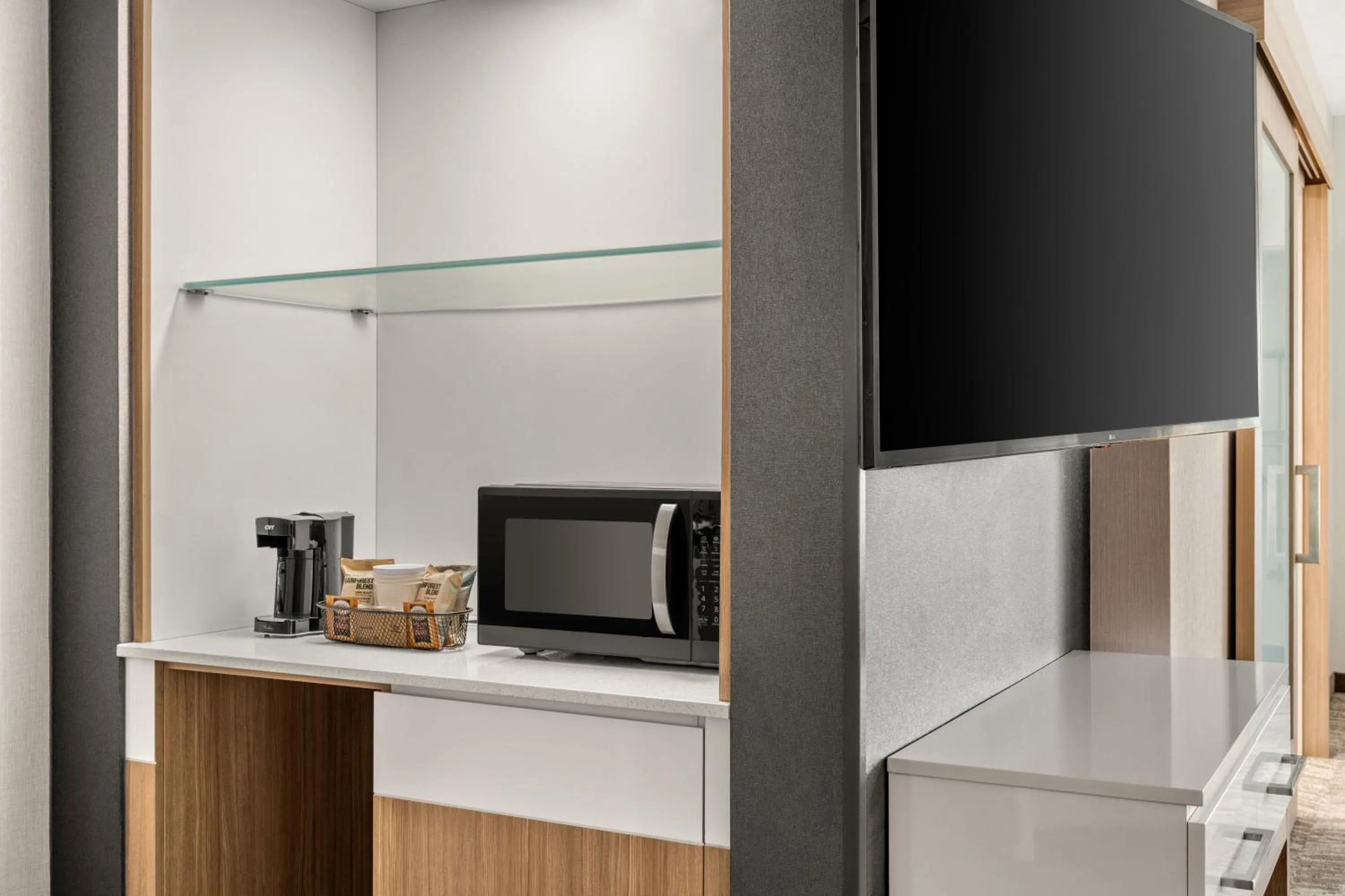 Coffee/tea facilities in SpringHill Suites by Marriott Menomonee Falls