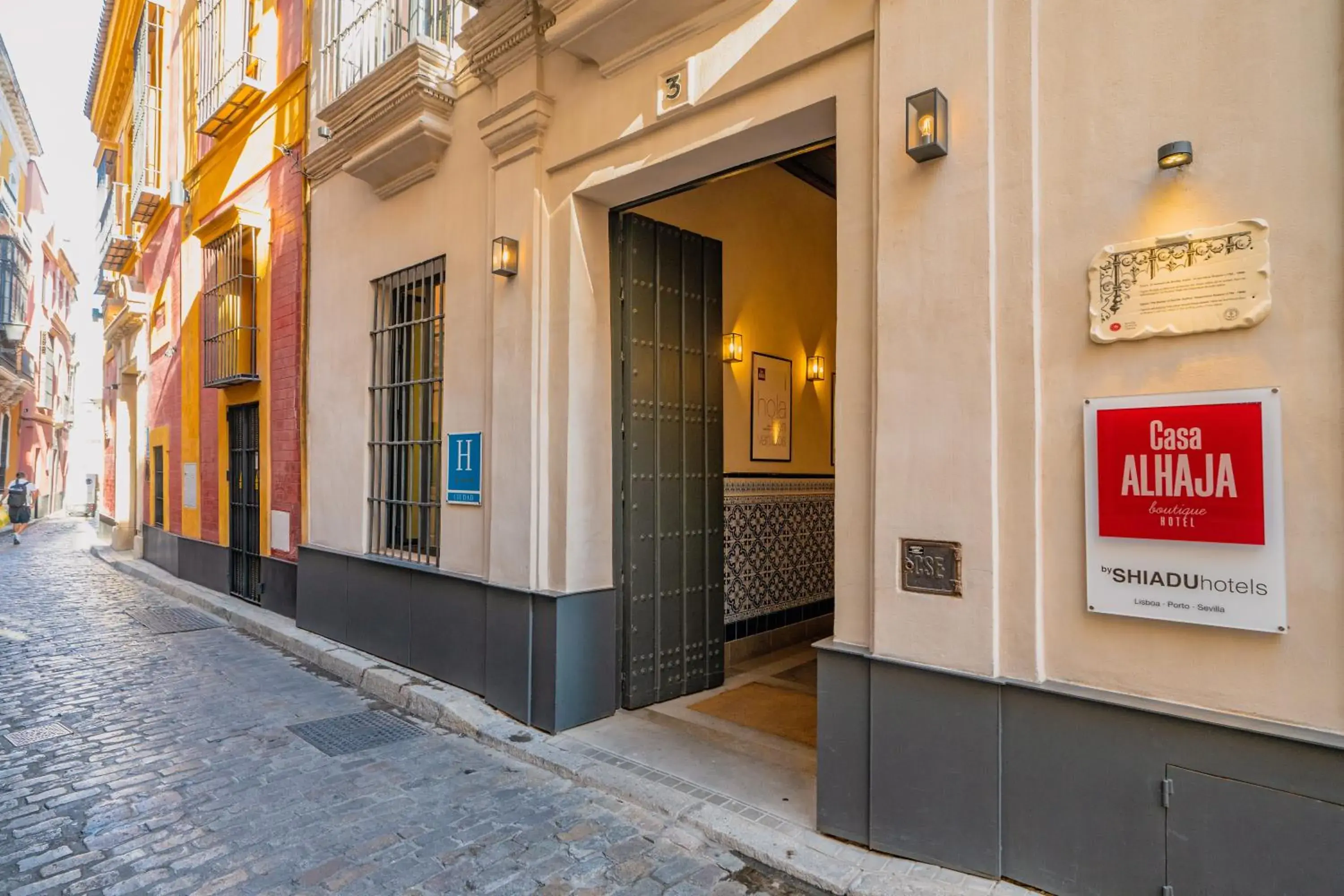 Property building in Casa Alhaja by Shiadu Property building in Casa Alhaja by Shiadu