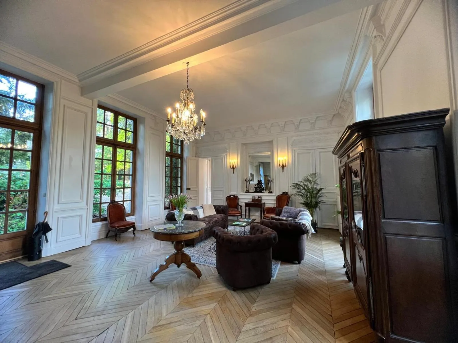 Communal lounge/ TV room in Château du Rondon