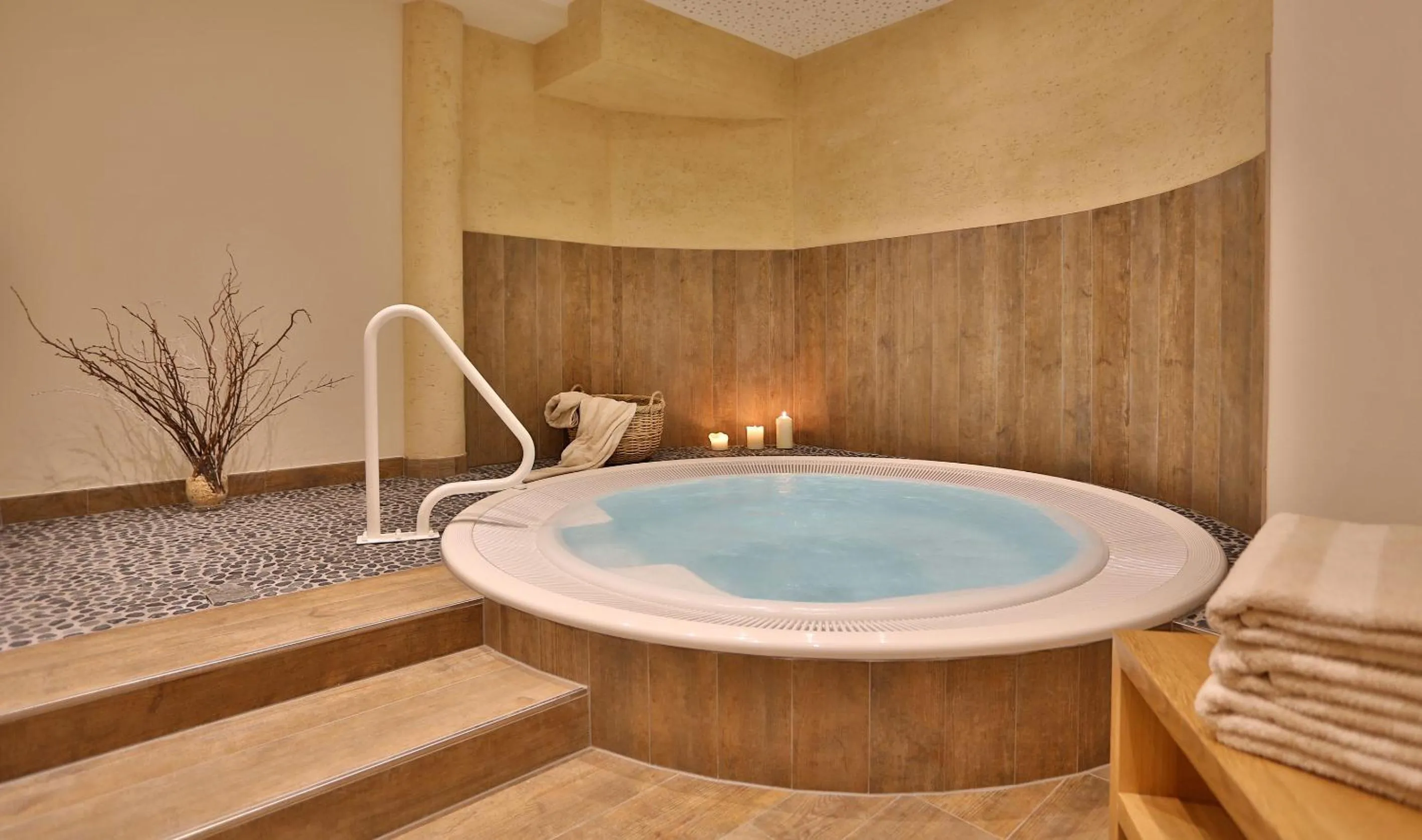 Hot Tub in Hotel Astoria