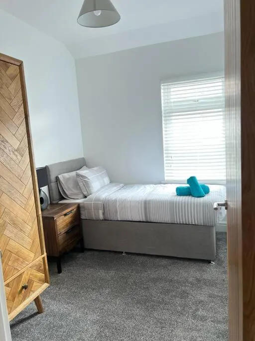 Bed in Clare Street - 3 bedroom house with private parking