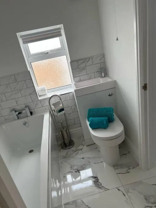 Clare Street - 3 bedroom house with private parking