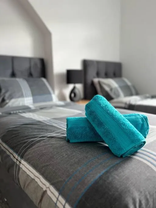 Bed in Clare Street - 3 bedroom house with private parking