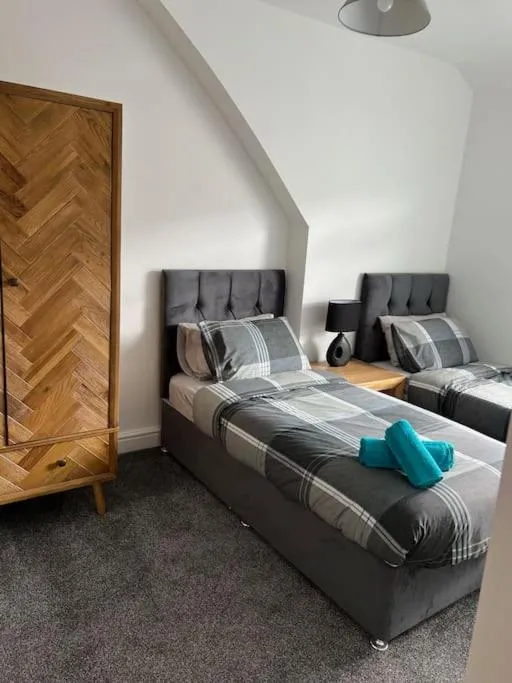 Bed in Clare Street - 3 bedroom house with private parking