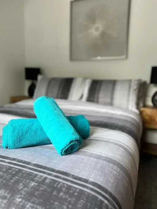 Bed in Clare Street - 3 bedroom house with private parking