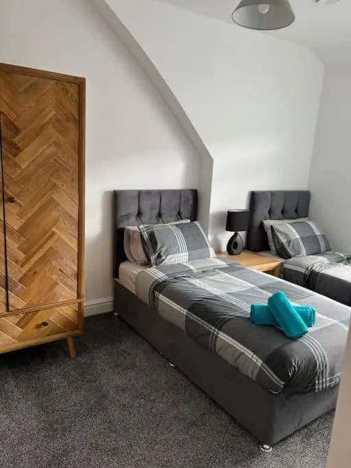 Bed in Clare Street - 3 bedroom house with private parking